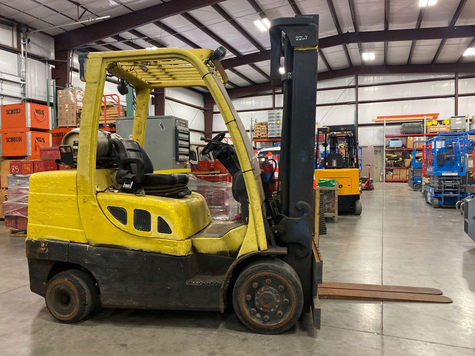 HYSTER S60FT LP FORKLIFT, APPROX 6,000 LB CAPACITY, TILT, ROUGH CONDITION, TANK NOT INCLUDED, RUNS A - Image 4 of 7