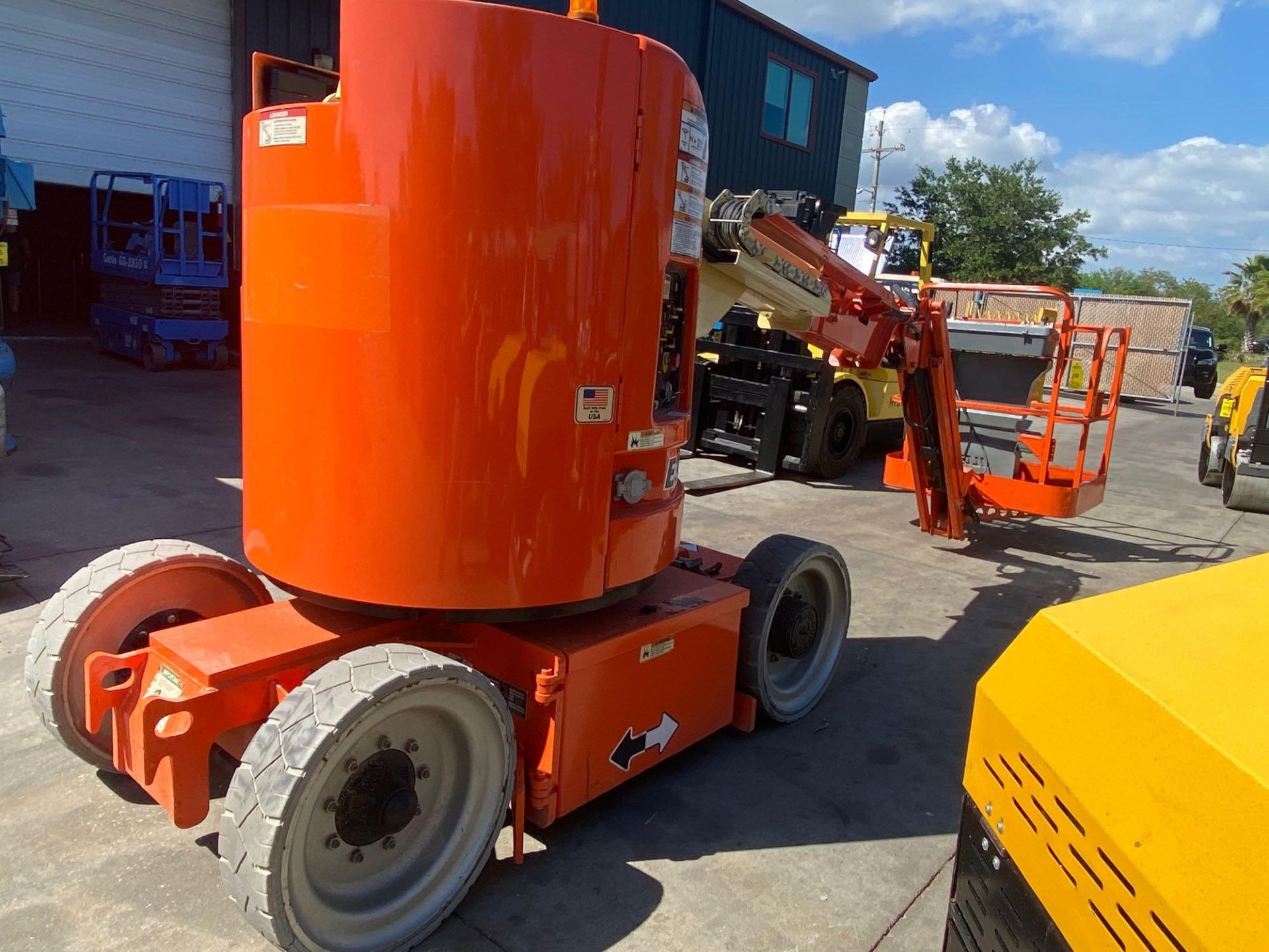 JLG E300JP ELECTRIC ARTICULATING MAN LIFT, NON MARKING TIRES, BUILT IN BATTERY CHARGER, 1,247 HR - Image 19 of 30