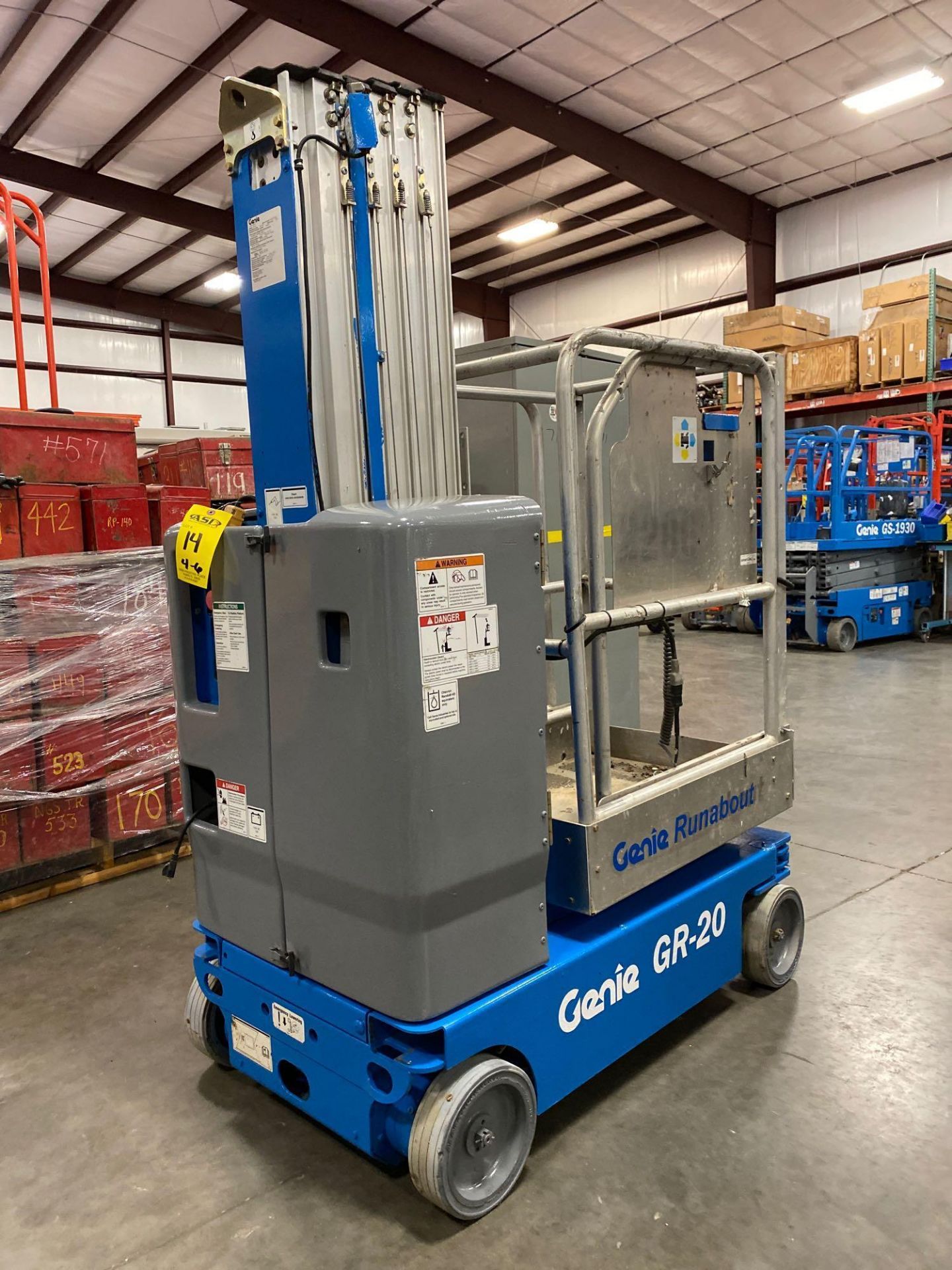 2016 GENIE GR-20 ELECTRIC MAN LIFT, 20' PLATFORM HEIGHT, SELF PROPELLED, BUILT IN BATTERY CHARGER, 1