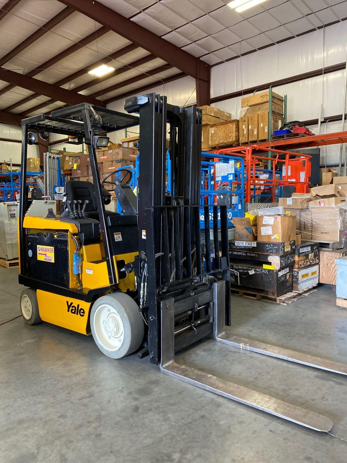 YALE ERC050RGN36TE084 ELECTRIC FORKLIFT, TILT, SIDE SHIFT, 194.9 MAX LOAD HEIGHT, APPROX. 5,000 LB C - Image 2 of 7