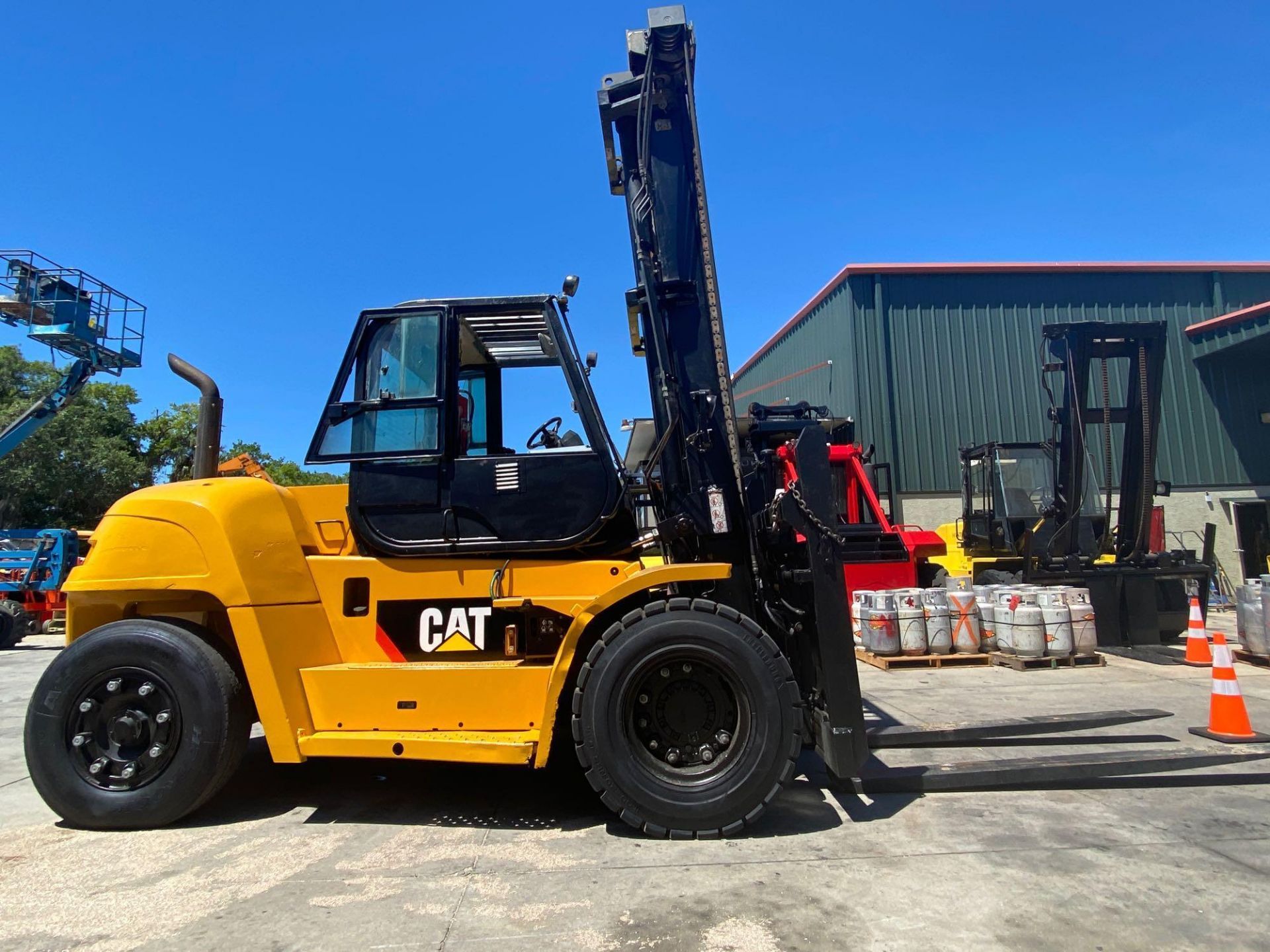 2008 CAT P30000 DIESEL FORKLIFT, 30,000 LB CAPACITY, TILT, SIDE SHIFT, HYDRAULIC FORK POSITIONING, D