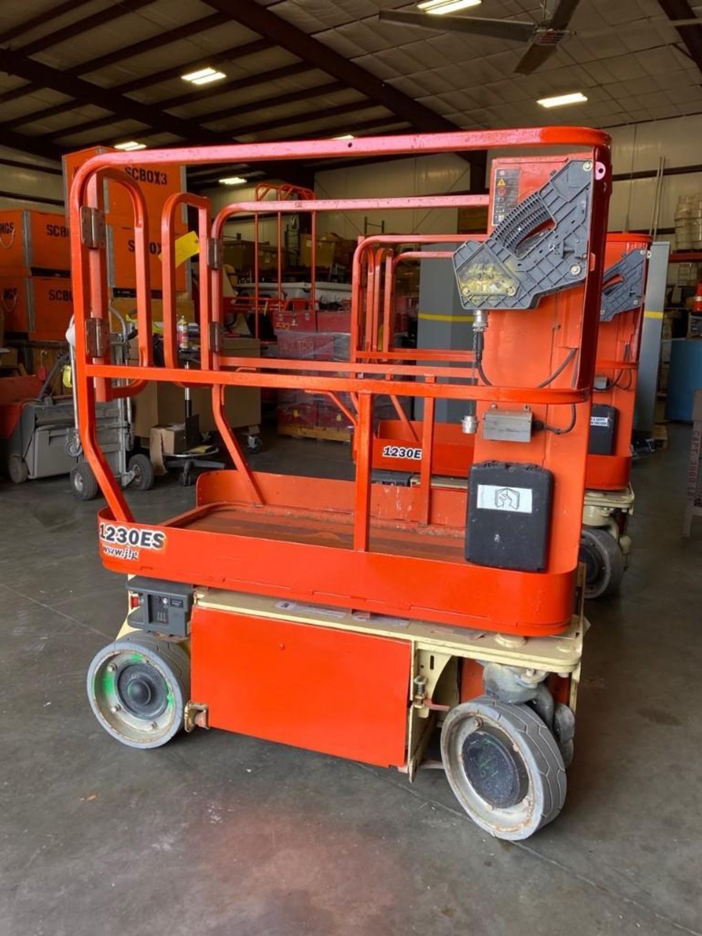 JLG ELECTRIC MAN LIFT MODEL 1230 ES, 12' PLATFORM HEIGHT, SELF PROPELLED, BUILT IN BATTERY CHARGER - Image 4 of 6