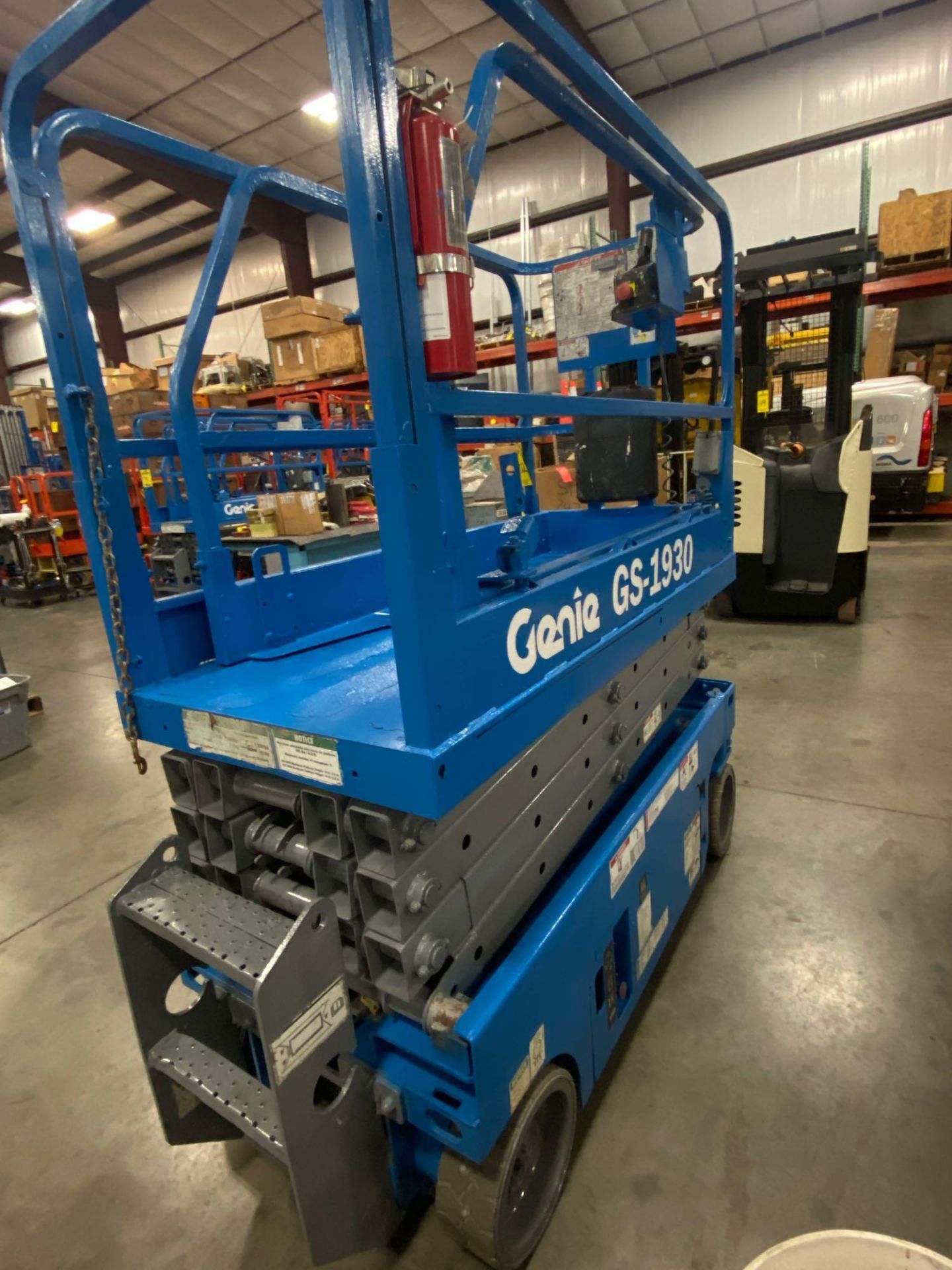 GENIE GS1930 SCISSOR LIFT, SELF PROPELLED, 19' PLATFORM HEIGHT, BUILT IN BATTERY CHARGER, SLIDE OUT - Image 4 of 12