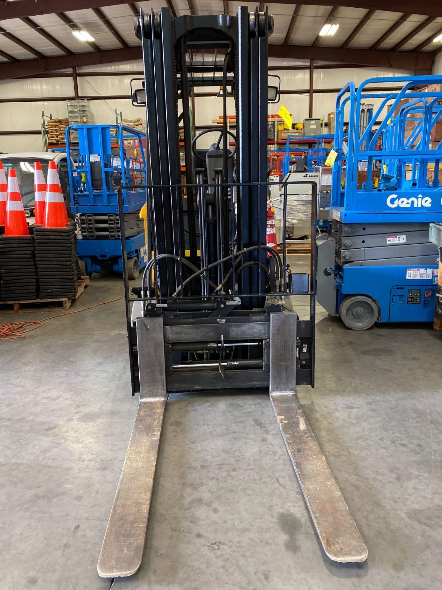 YALE ERC050RGN36TE084 ELECTRIC FORKLIFT, TILT, SIDE SHIFT, 194.9 MAX LOAD HEIGHT, APPROX. 5,000 LB C - Image 6 of 7