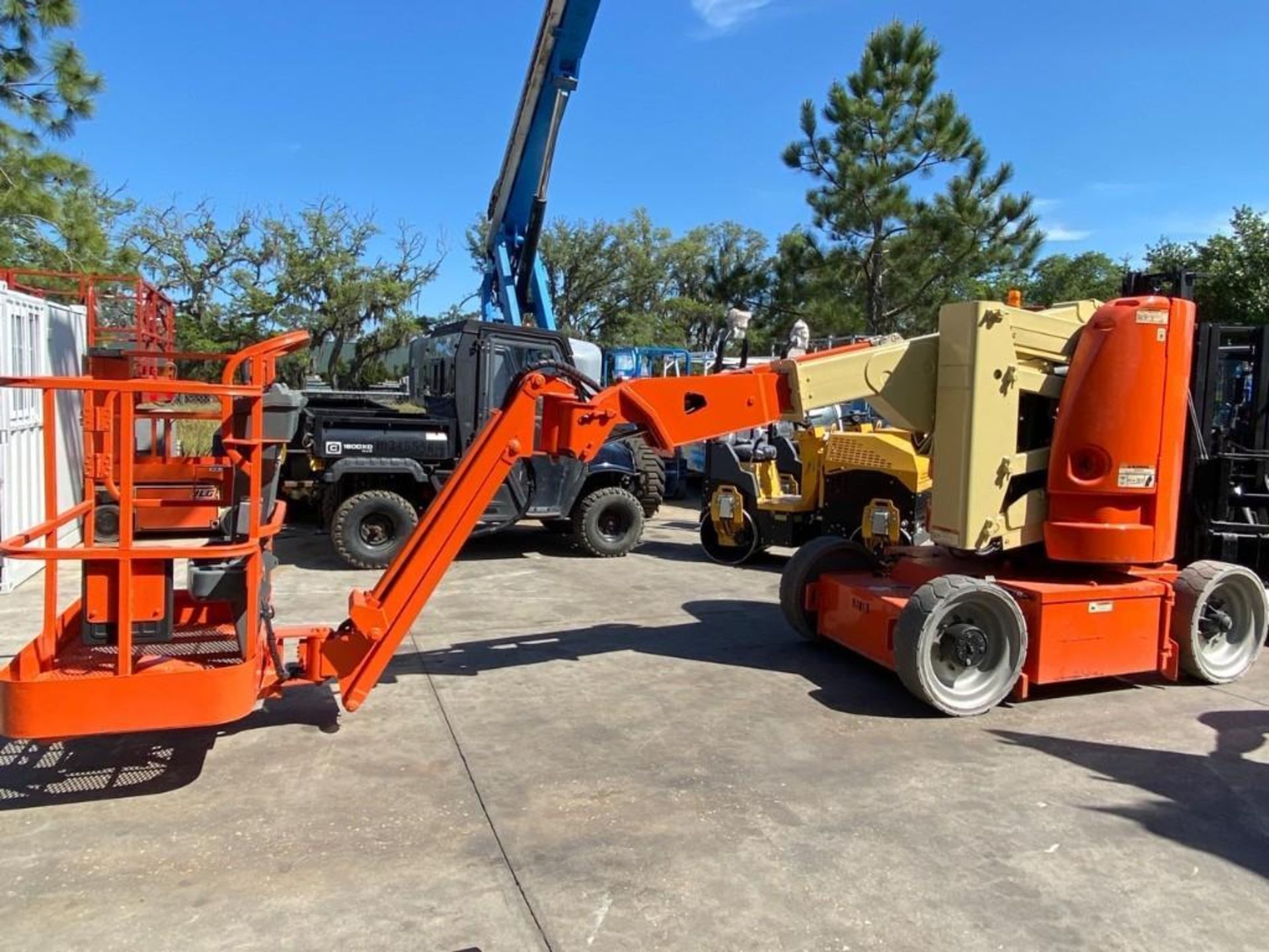 JLG E300JP ELECTRIC ARTICULATING MAN LIFT, NON MARKING TIRES, BUILT IN BATTERY CHARGER, 1,247 HR