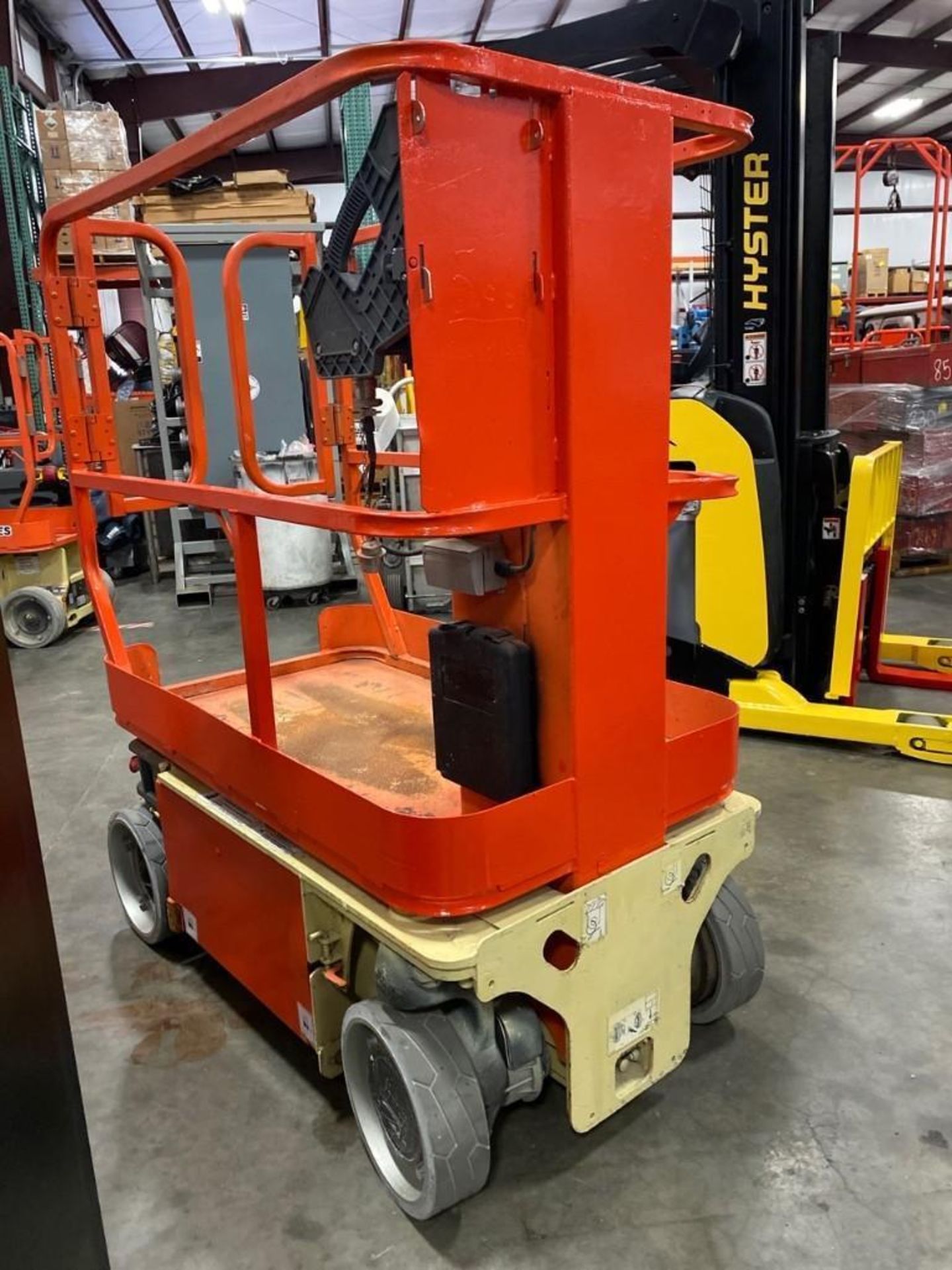 JLG ELECTRIC MAN LIFT MODEL 1230 ES, 12' PLATFORM HEIGHT, SELF PROPELLED, BUILT IN BATTERY CHARGER - Image 4 of 5