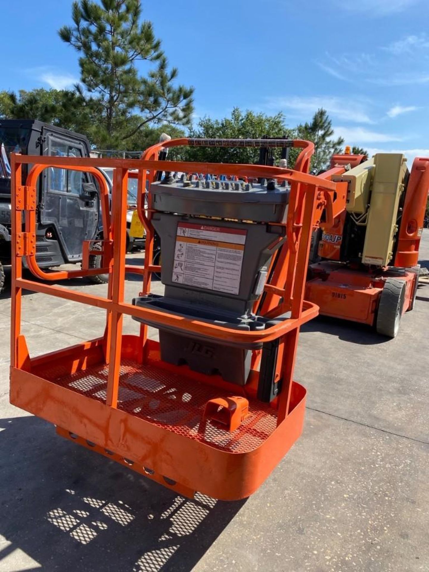 JLG E300JP ELECTRIC ARTICULATING MAN LIFT, NON MARKING TIRES, BUILT IN BATTERY CHARGER, 1,247 HR - Image 11 of 30