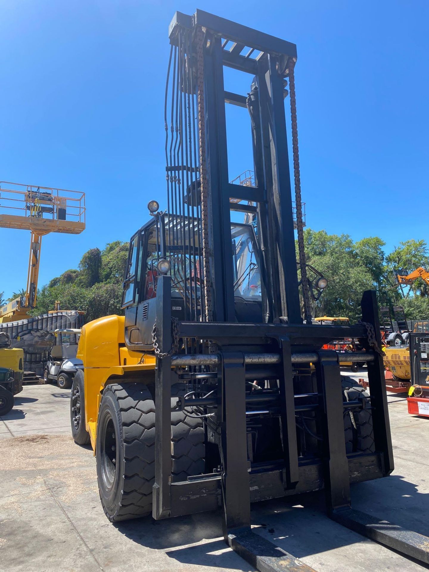 2008 CAT P30000 DIESEL FORKLIFT, 30,000 LB CAPACITY, TILT, SIDE SHIFT, HYDRAULIC FORK POSITIONING, D - Image 3 of 14