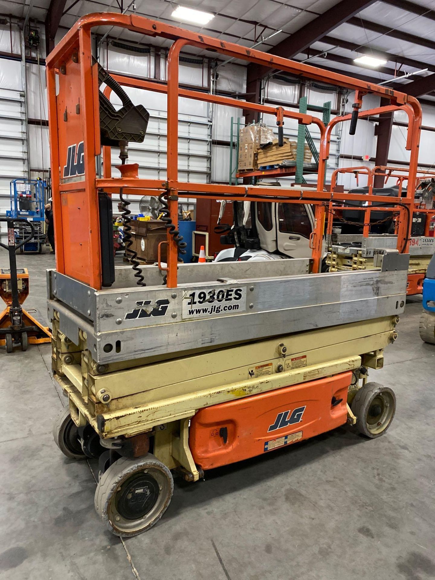 2014 JLG 1930ES ELECTRIC SELF PROPELLED SCISSOR LOFT, 19' PLATFORM HEIGHT, EXTENDABLE WORK PLATFORM, - Image 3 of 6