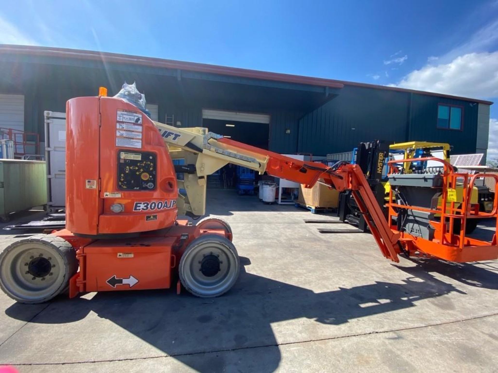 JLG E300JP ELECTRIC ARTICULATING MAN LIFT, NON MARKING TIRES, BUILT IN BATTERY CHARGER, 1,247 HR - Image 7 of 30