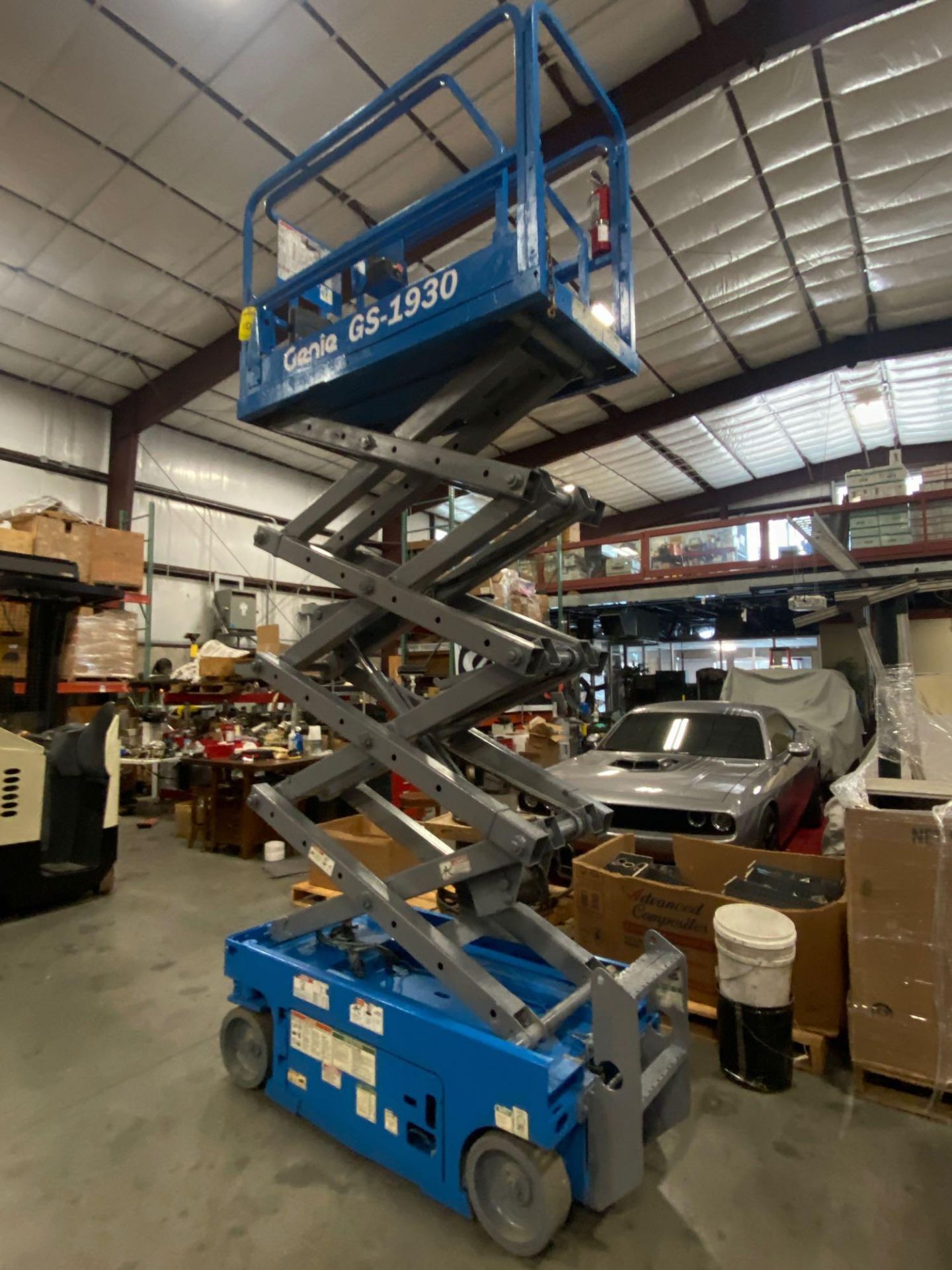 GENIE GS1930 SCISSOR LIFT, SELF PROPELLED, 19' PLATFORM HEIGHT, BUILT IN BATTERY CHARGER, SLIDE OUT - Image 9 of 12