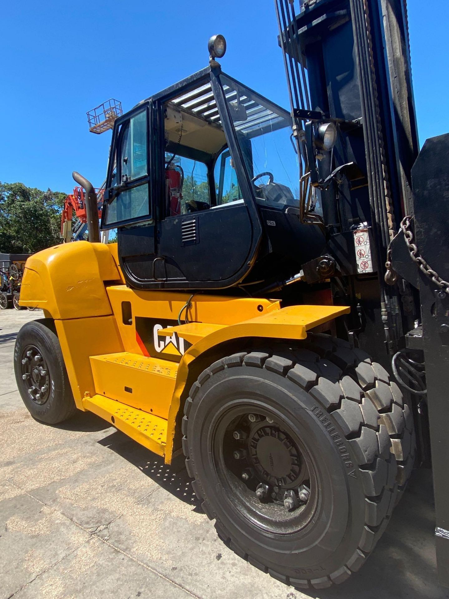 2008 CAT P30000 DIESEL FORKLIFT, 30,000 LB CAPACITY, TILT, SIDE SHIFT, HYDRAULIC FORK POSITIONING, D - Image 10 of 14