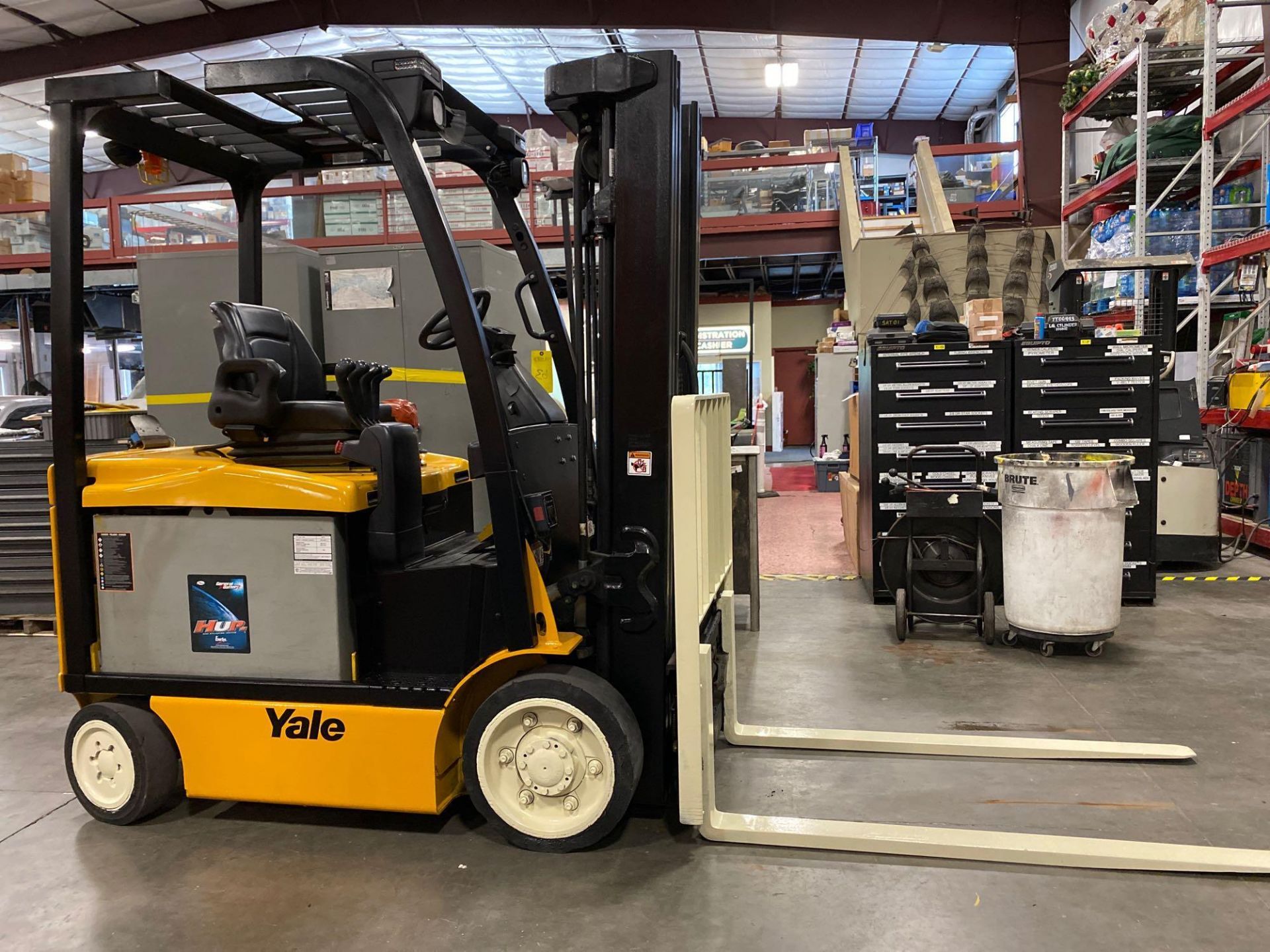 YALE ERC050 36V ELECTRIC FORKLIFT, APPROXIMATELY 5,000LB CAPACITY, TILT, SIDE SHIFT, HYDRAULIC FORK - Image 2 of 10