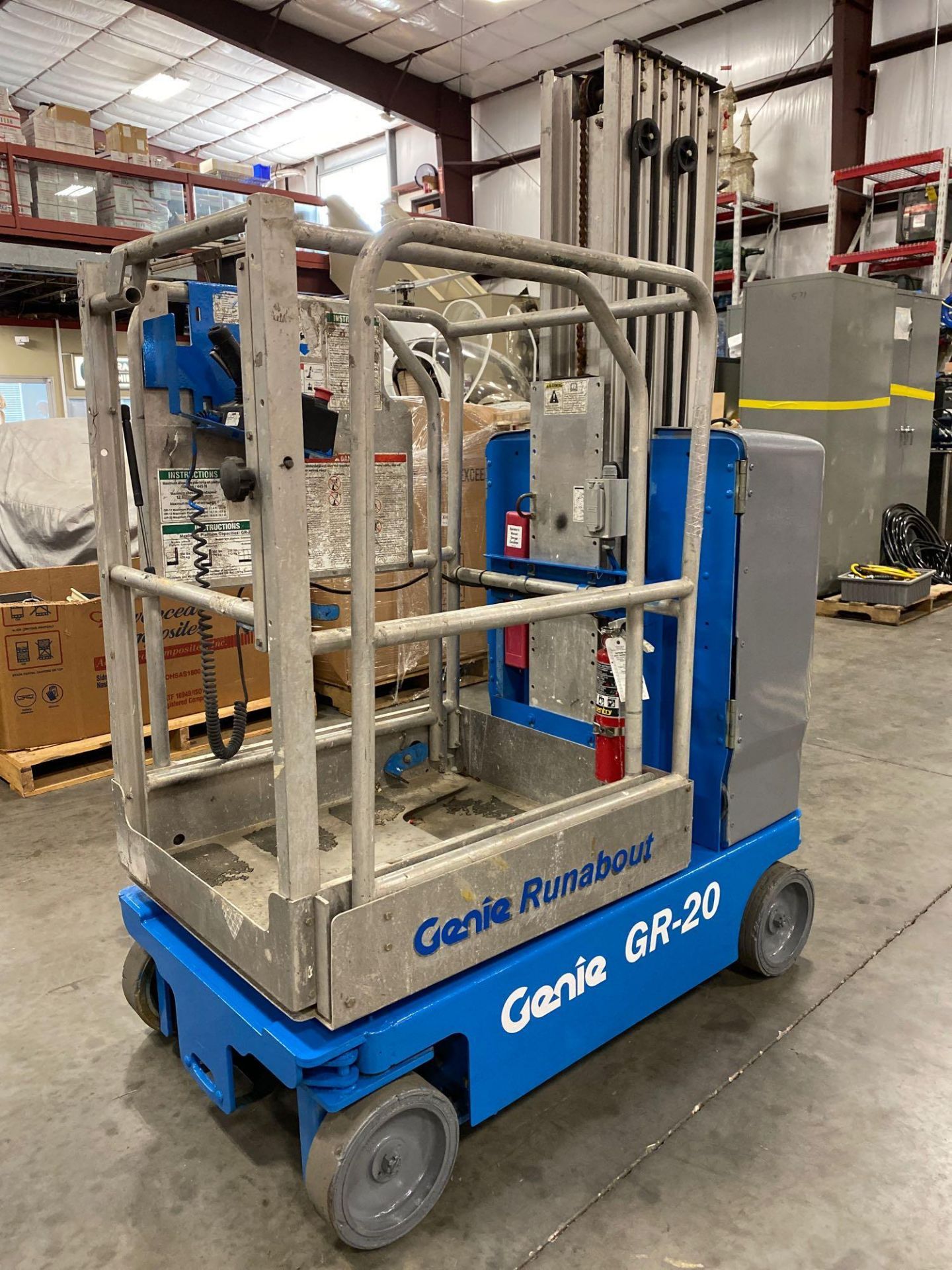 2014 GENIE GR-20 ELECTRIC MAN LIFT, 20' PLATFORM HEIGHT, SELF PROPELLED, BUILT IN BATTERY CHARGER, 2 - Image 3 of 8