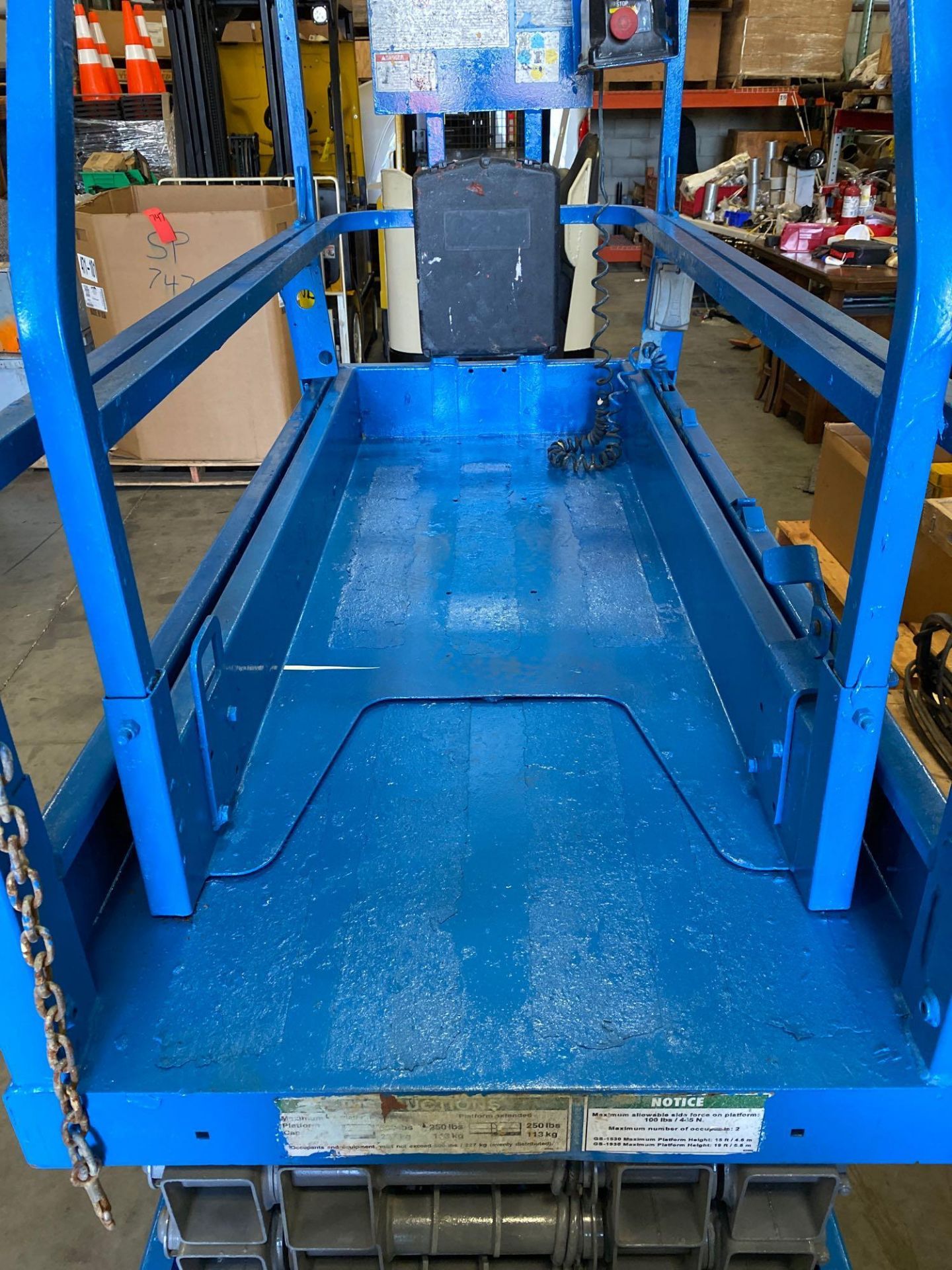 GENIE GS1930 SCISSOR LIFT, SELF PROPELLED, 19' PLATFORM HEIGHT, BUILT IN BATTERY CHARGER, SLIDE OUT - Image 11 of 12