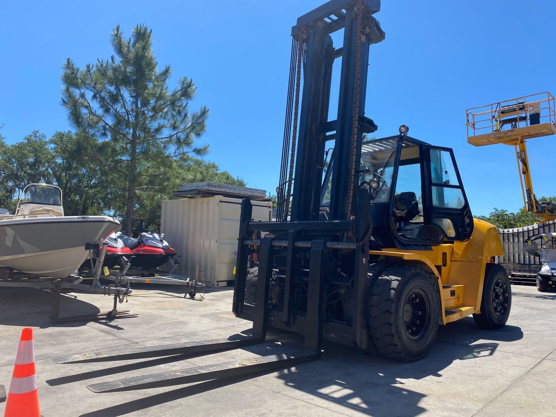 2008 CAT P30000 DIESEL FORKLIFT, 30,000 LB CAPACITY, TILT, SIDE SHIFT, HYDRAULIC FORK POSITIONING, D - Image 4 of 14