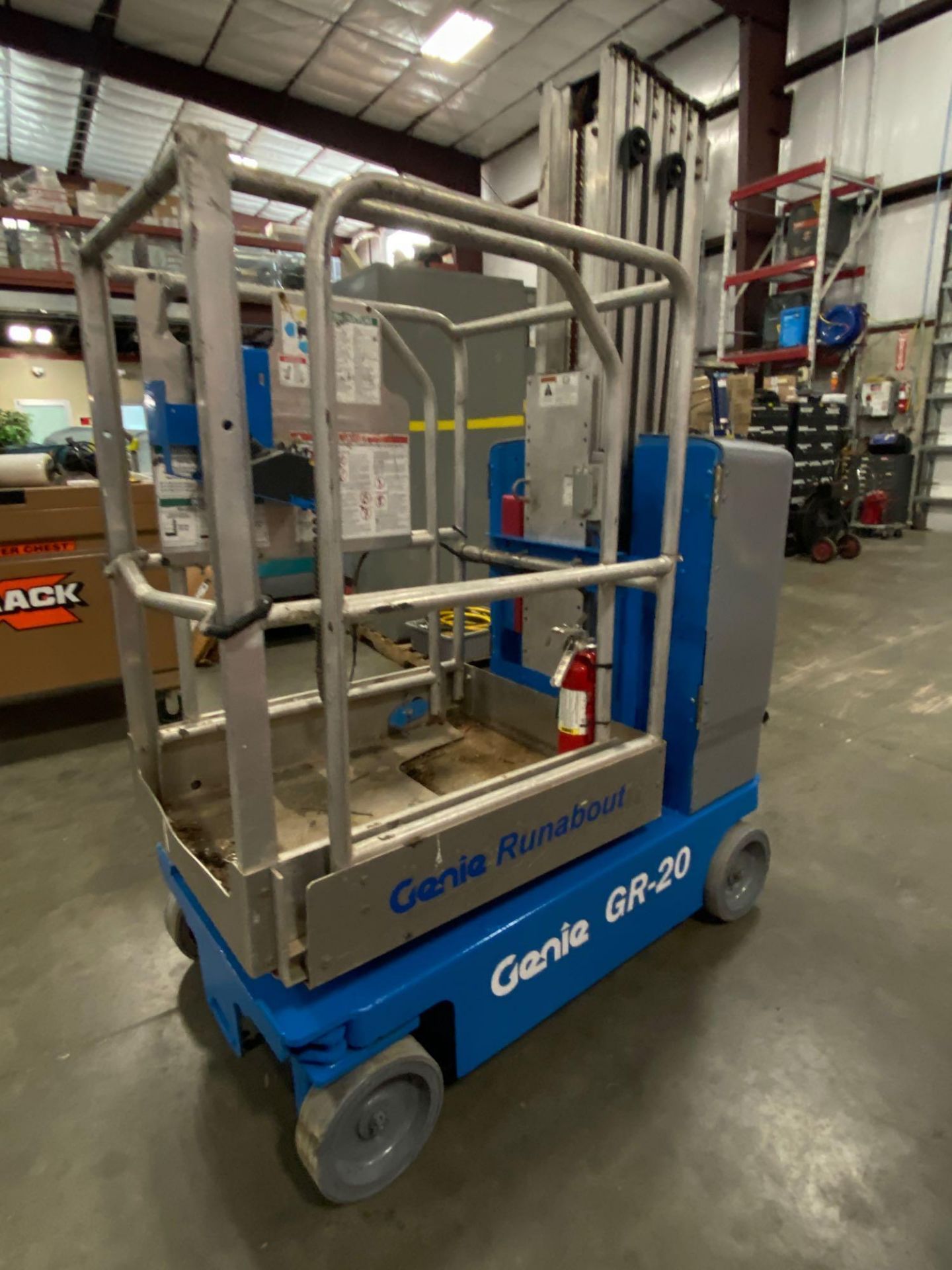 2016 GENIE GR-20 ELECTRIC MAN LIFT, 20' PLATFORM HEIGHT, SELF PROPELLED, BUILT IN BATTERY CHARGER, 1 - Image 4 of 7