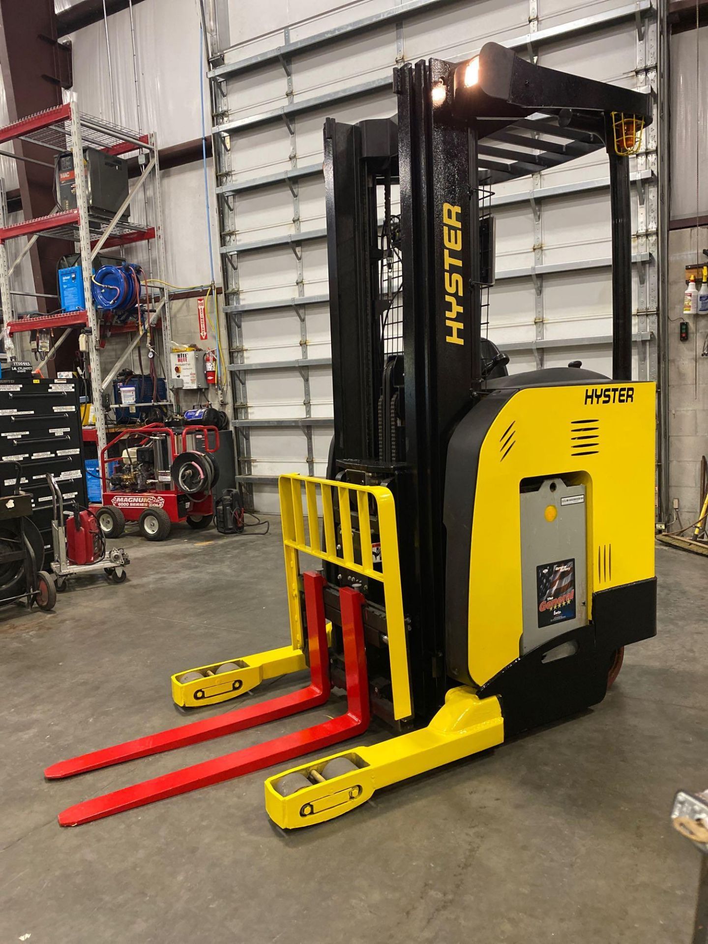 2011 HYSTER N35ZR-14.5 ELECTRIC REACH TRUCK, 3,500 LB CAPACITY, 36V, 212" HEIGHT CAP, ADJUSTABLE BAC - Image 4 of 9