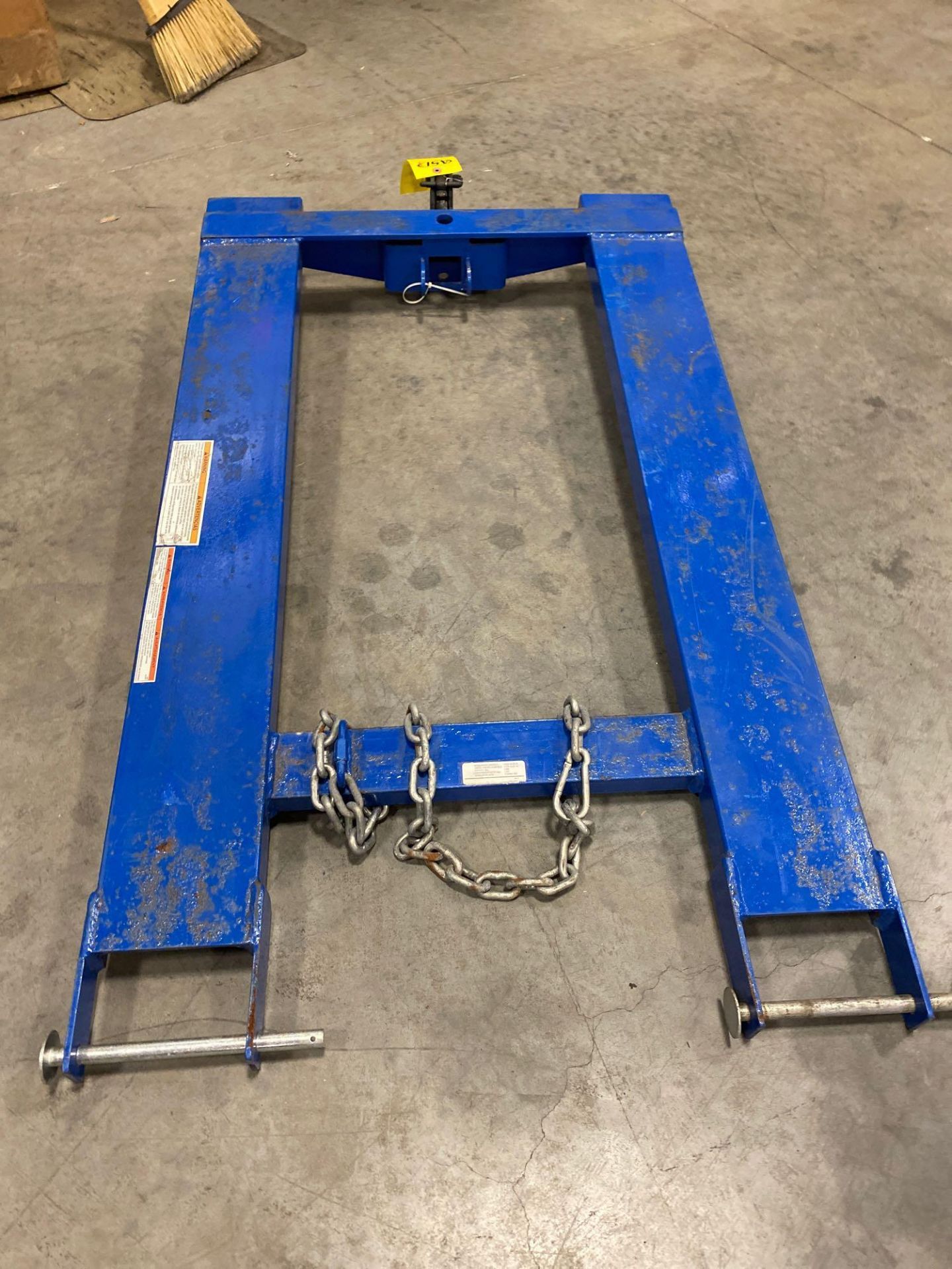 TOW HITCH FORKLIFT ATTACHMENT