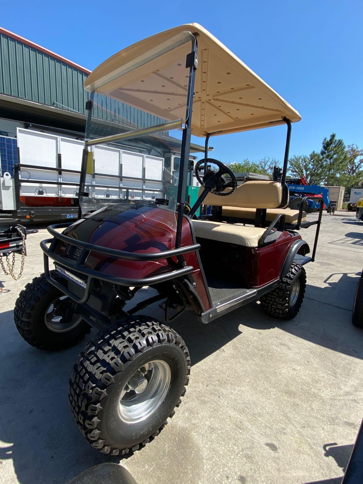 EZ-GO ELECTRIC GOLF CART, FOLD DOWN REAR SEATS, LIFT KIT, RUNS AND DRIVES - Image 2 of 7