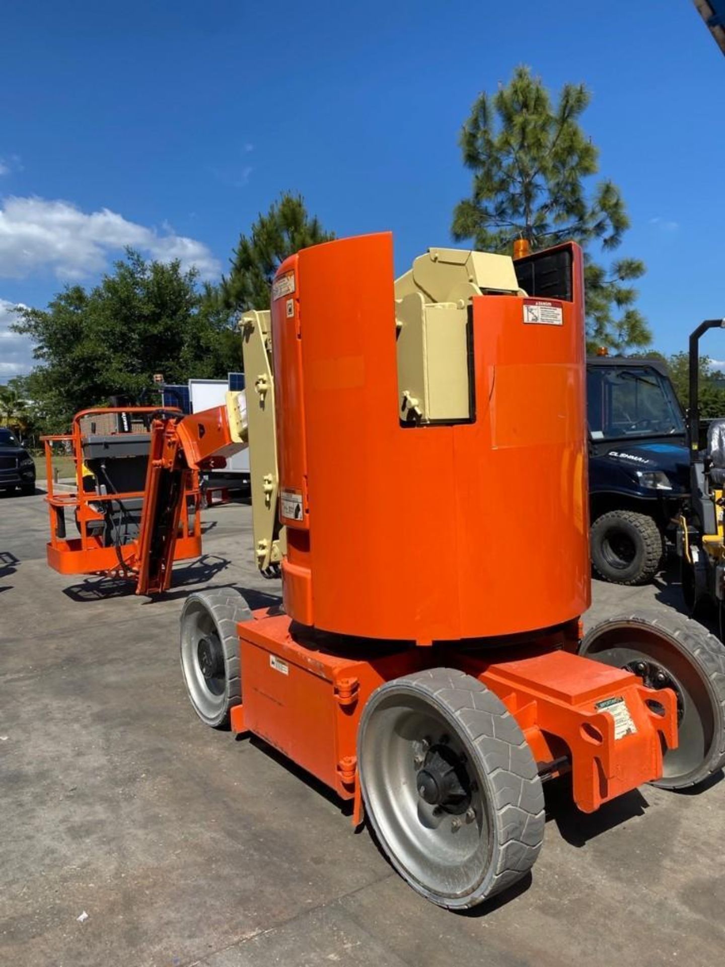 JLG E300JP ELECTRIC ARTICULATING MAN LIFT, NON MARKING TIRES, BUILT IN BATTERY CHARGER, 1,247 HR - Image 4 of 30