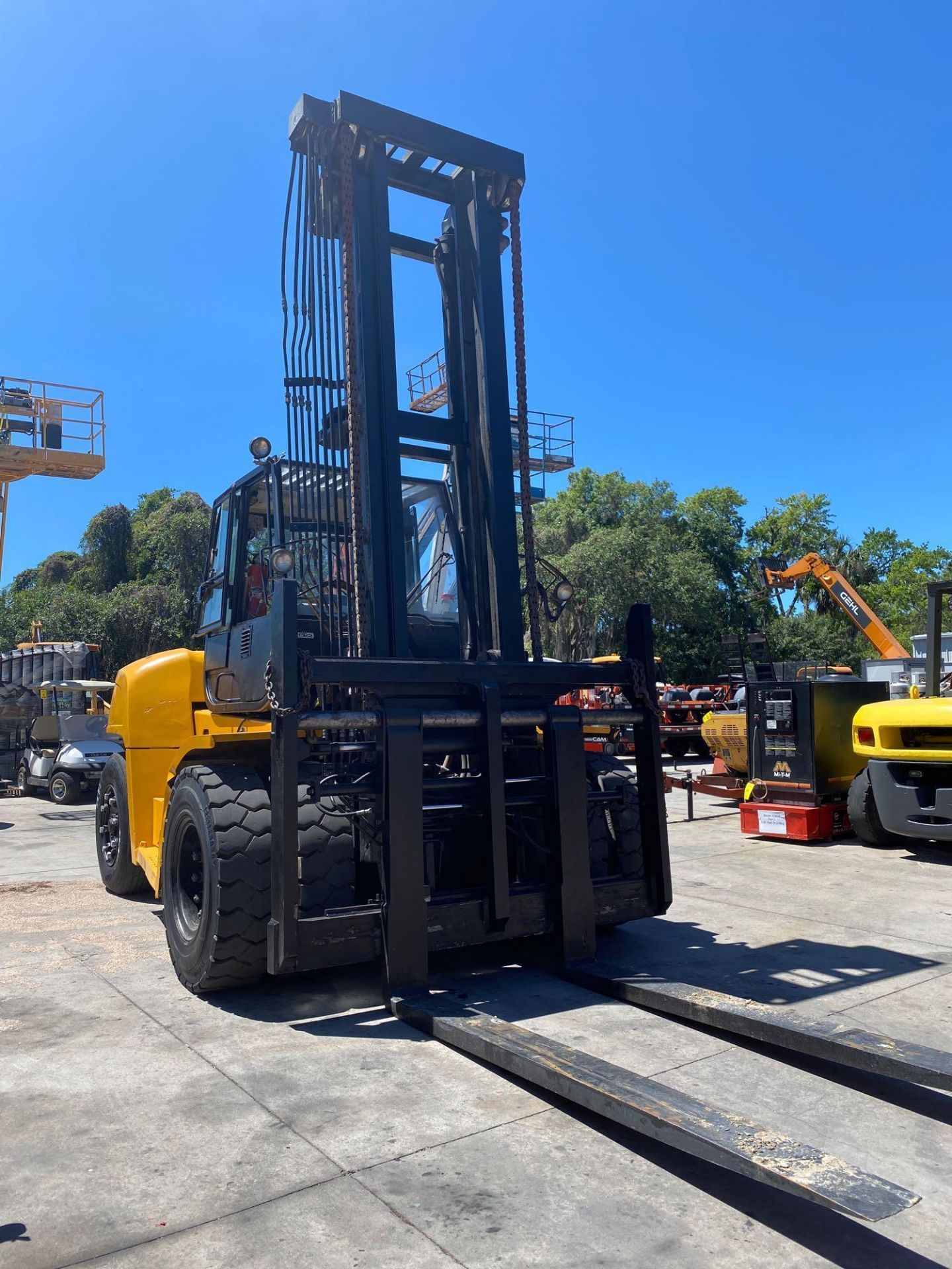 2008 CAT P30000 DIESEL FORKLIFT, 30,000 LB CAPACITY, TILT, SIDE SHIFT, HYDRAULIC FORK POSITIONING, D - Image 2 of 14