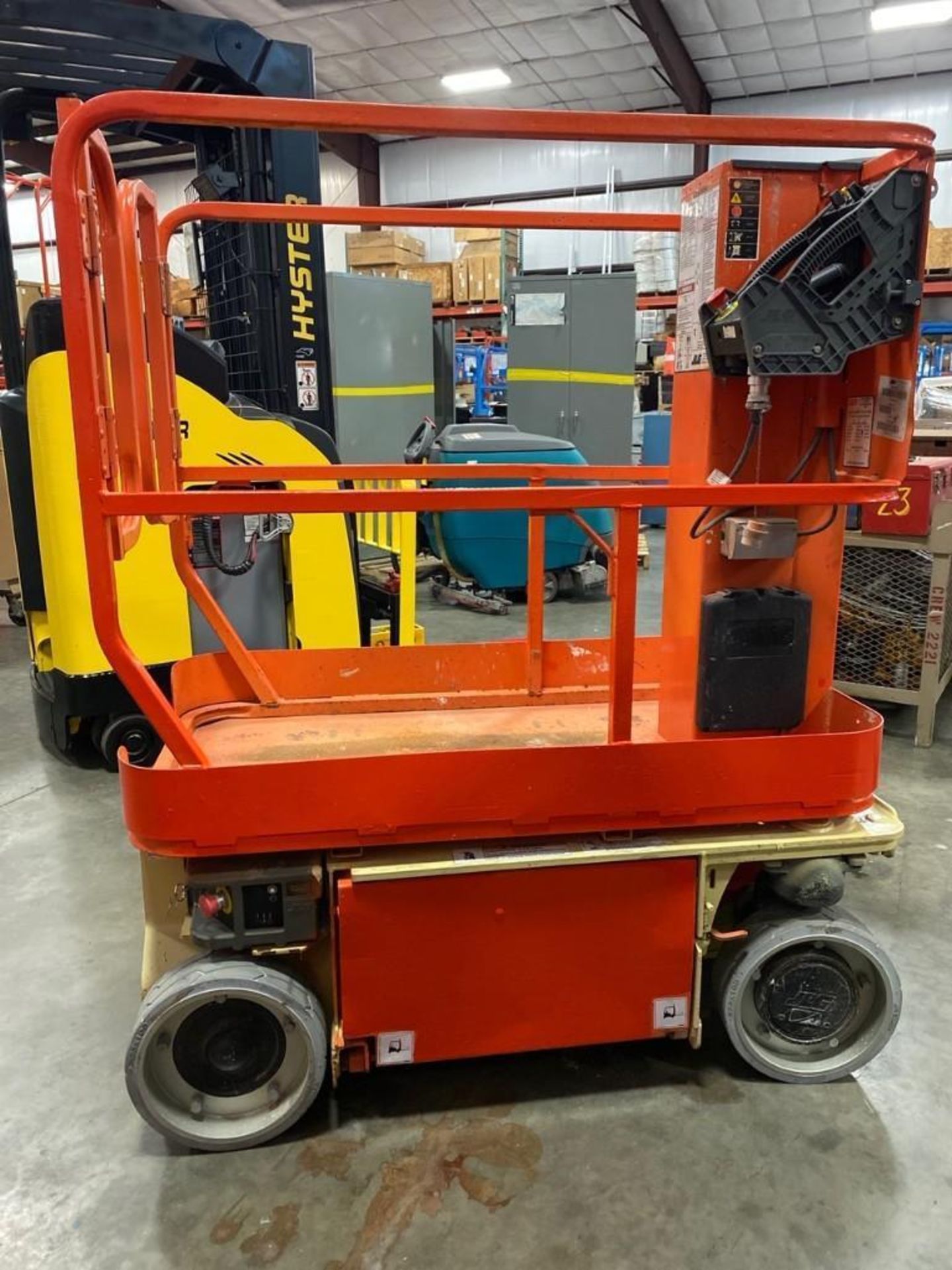 JLG ELECTRIC MAN LIFT MODEL 1230 ES, 12' PLATFORM HEIGHT, SELF PROPELLED, BUILT IN BATTERY CHARGER - Image 2 of 5