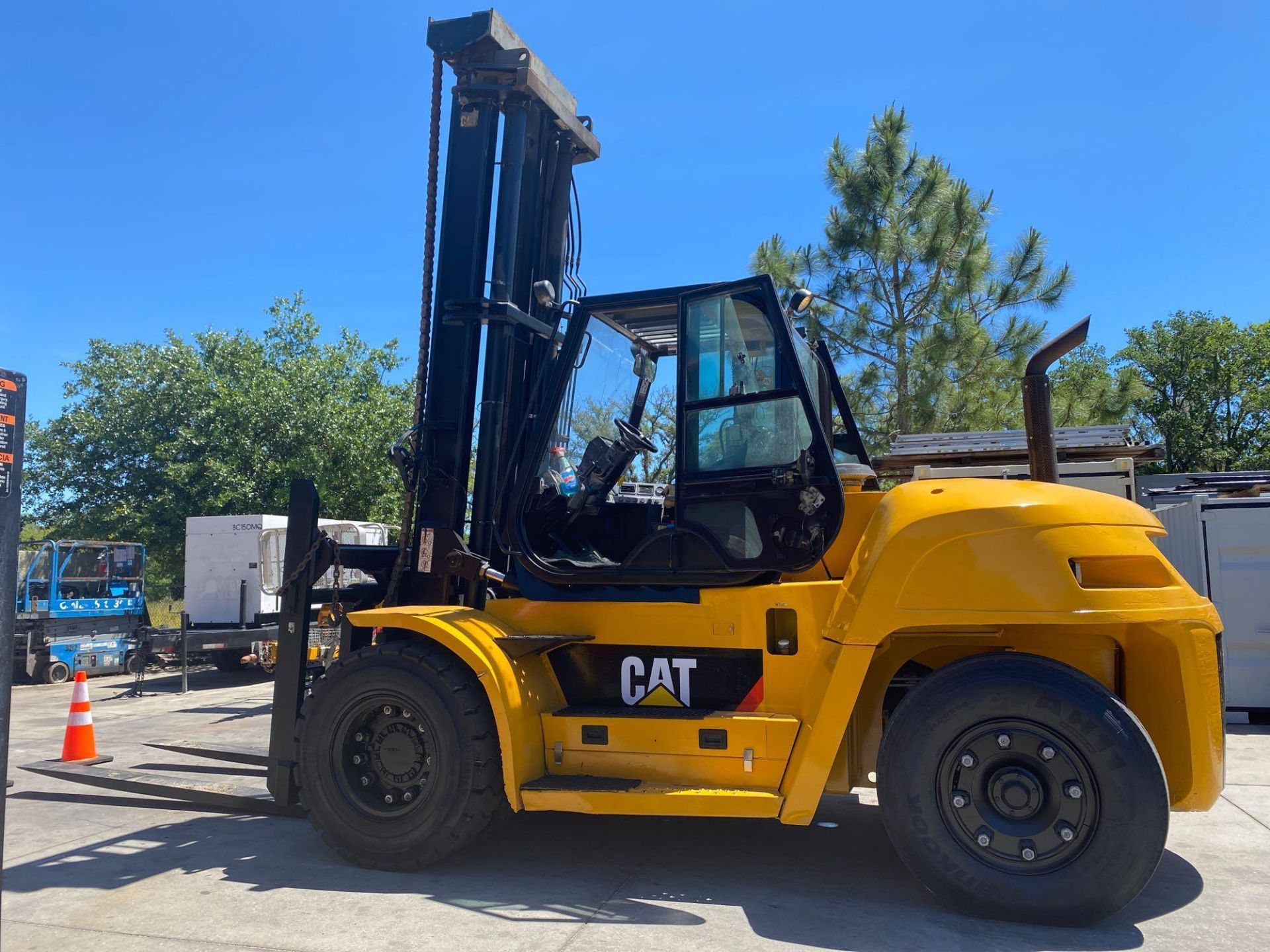 2008 CAT P30000 DIESEL FORKLIFT, 30,000 LB CAPACITY, TILT, SIDE SHIFT, HYDRAULIC FORK POSITIONING, D - Image 5 of 14