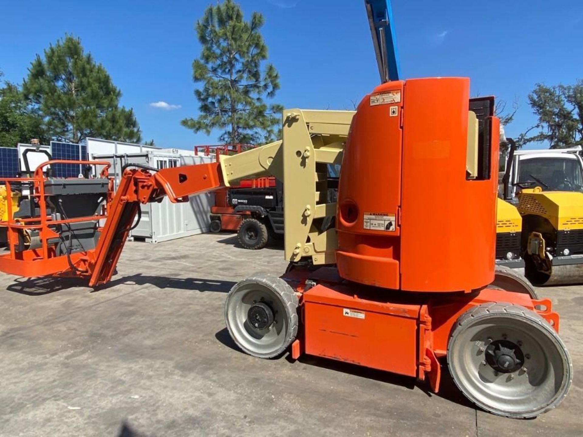 JLG E300JP ELECTRIC ARTICULATING MAN LIFT, NON MARKING TIRES, BUILT IN BATTERY CHARGER, 1,247 HR - Image 3 of 30