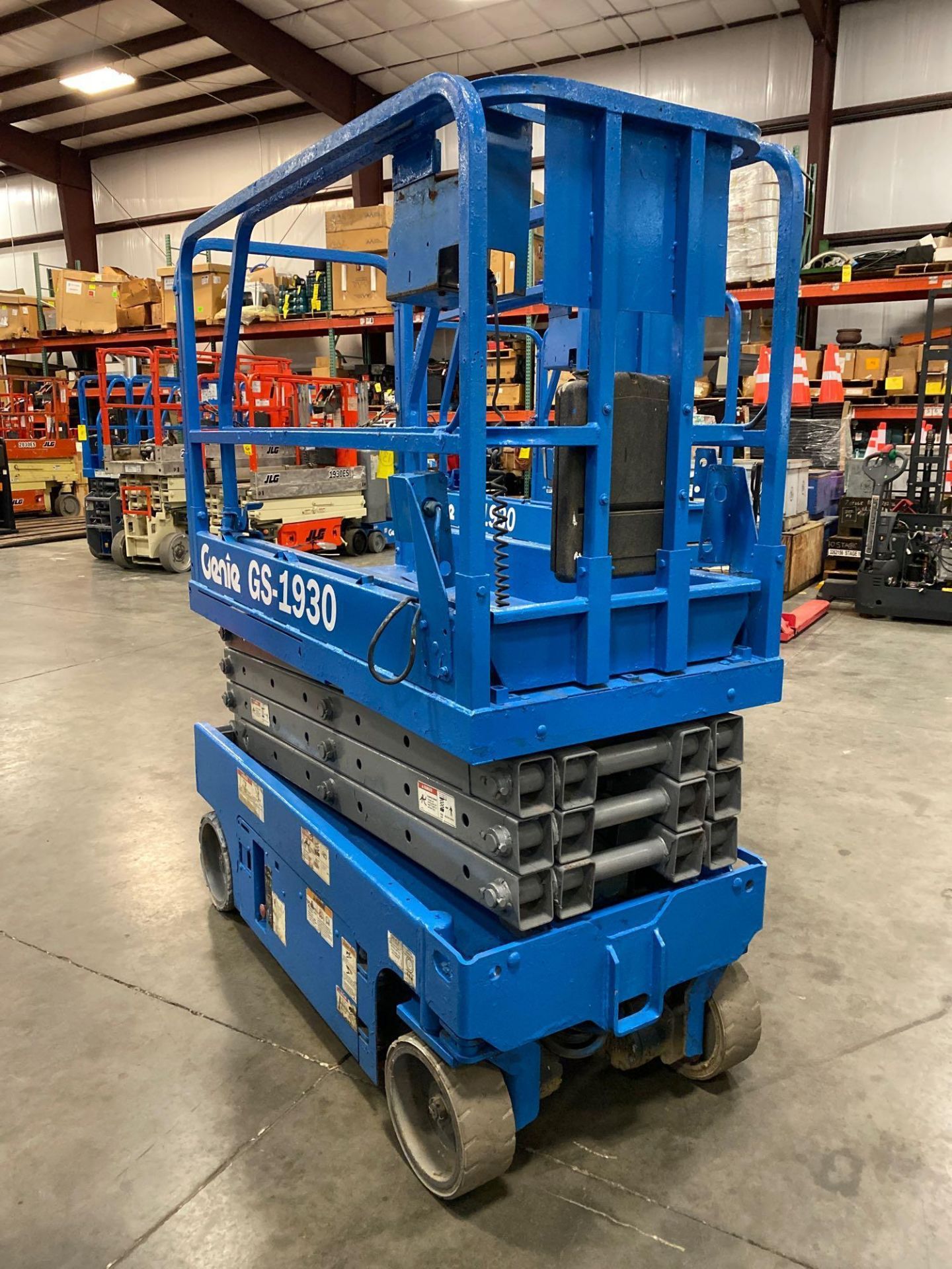 GENIE GS1930 SCISSOR LIFT, SELF PROPELLED, 19' PLATFORM HEIGHT, BUILT IN BATTERY CHARGER, SLIDE OUT - Image 2 of 5