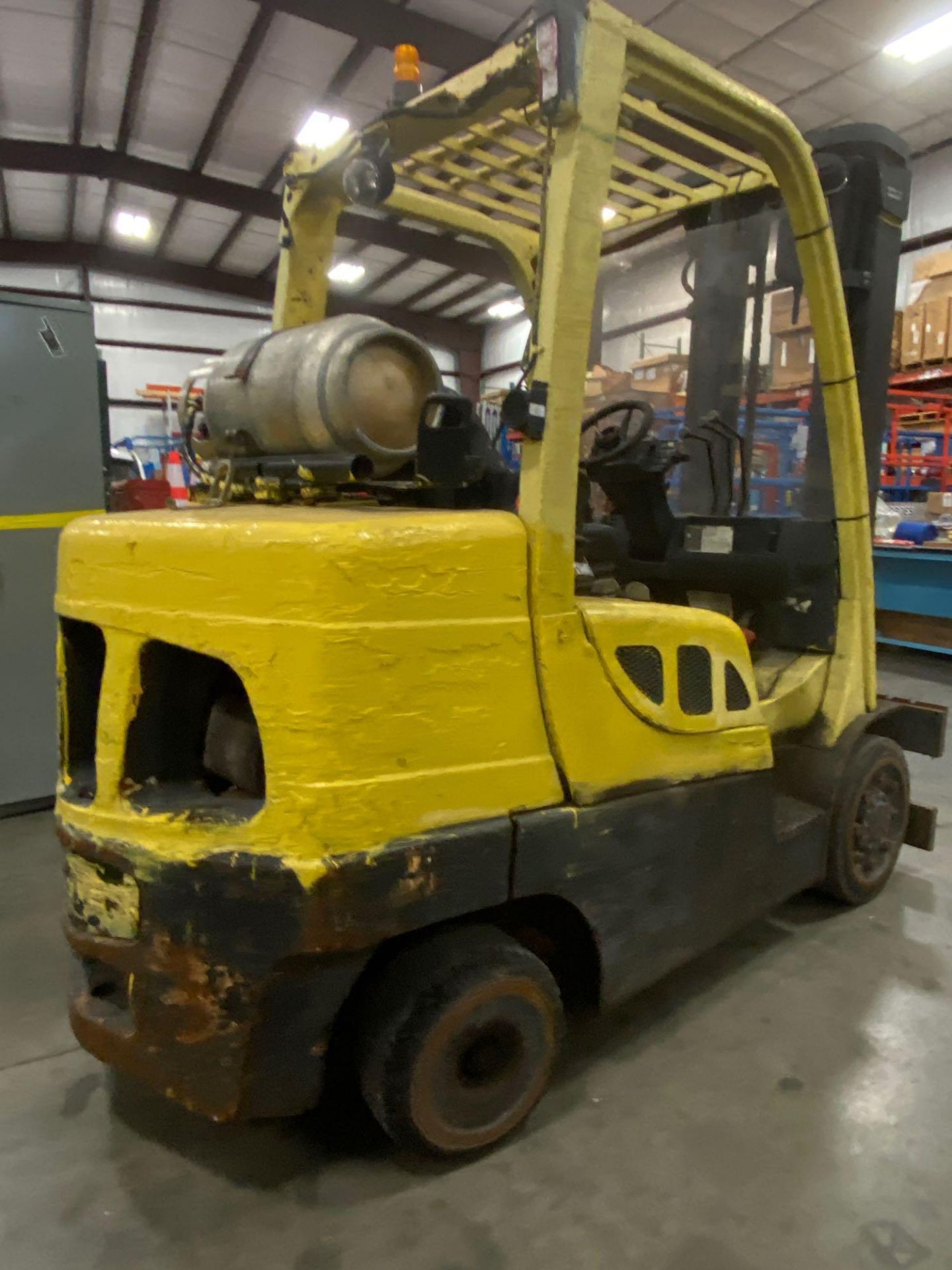 HYSTER S60FT LP FORKLIFT, APPROX 6,000 LB CAPACITY, TILT, ROUGH CONDITION, TANK NOT INCLUDED, RUNS A - Image 3 of 7