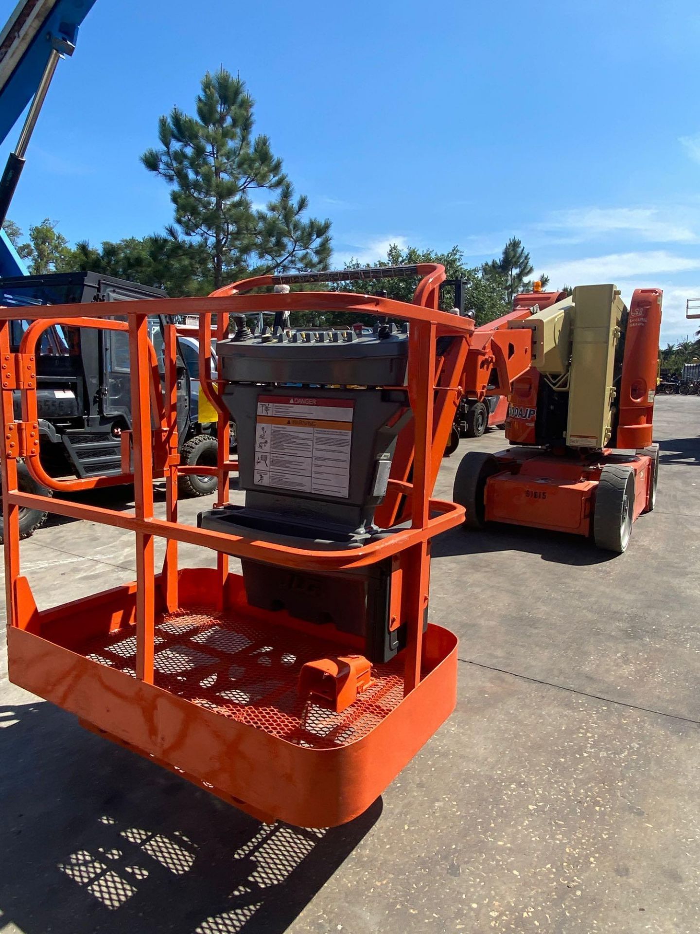 JLG E300JP ELECTRIC ARTICULATING MAN LIFT, NON MARKING TIRES, BUILT IN BATTERY CHARGER, 1,247 HR - Image 24 of 30