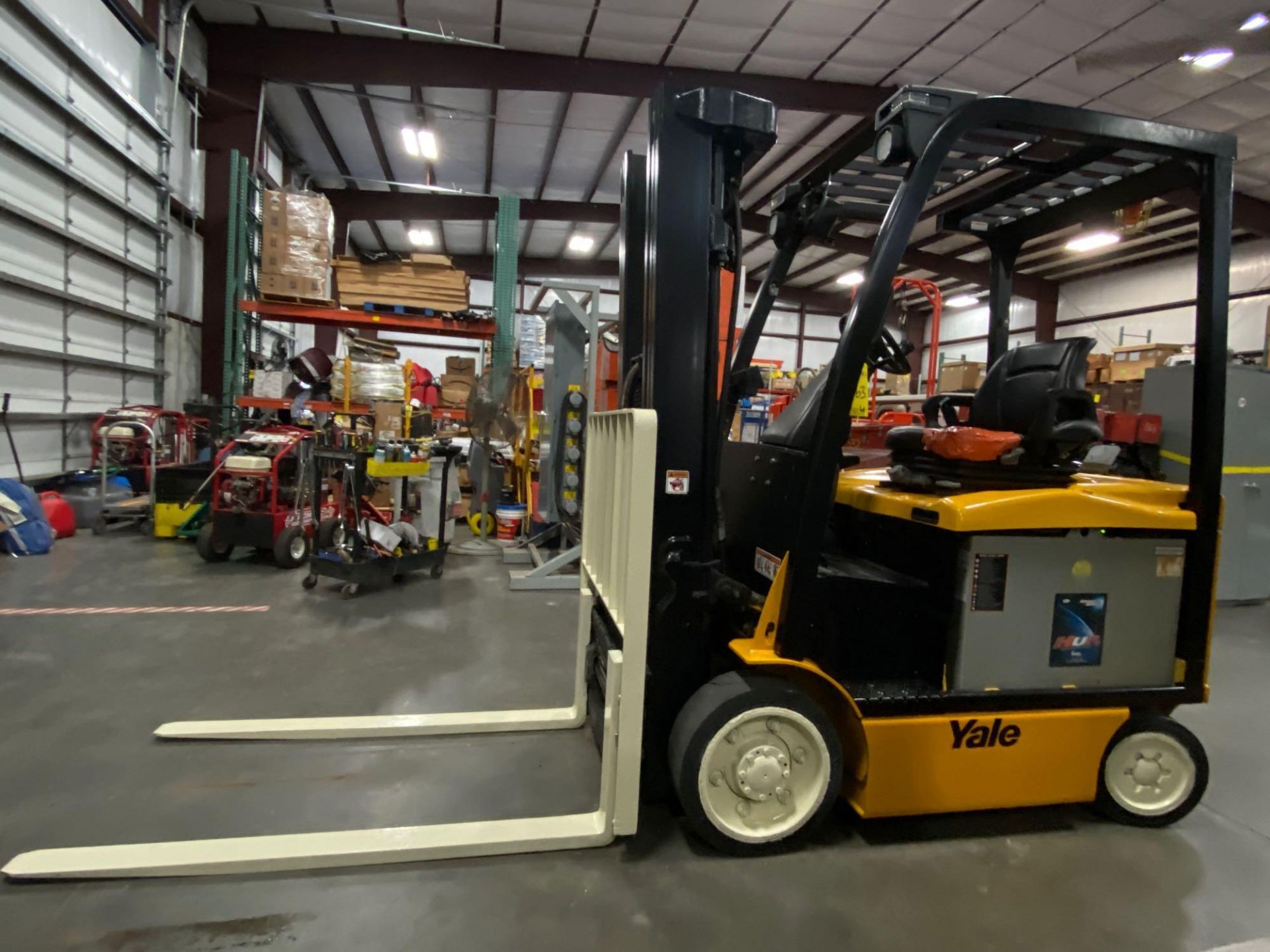 YALE ERC050 36V ELECTRIC FORKLIFT, APPROXIMATELY 5,000LB CAPACITY, TILT, SIDE SHIFT, HYDRAULIC FORK - Image 5 of 10