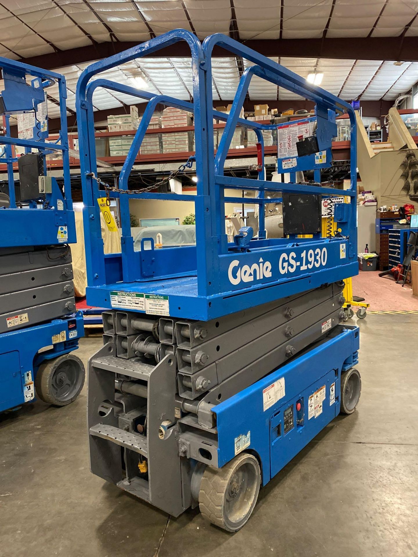 2013 GENIE GS1930 SCISSOR LIFT, SELF PROPELLED, 19' PLATFORM HEIGHT, BUILT IN BATTERY CHARGER, SLIDE