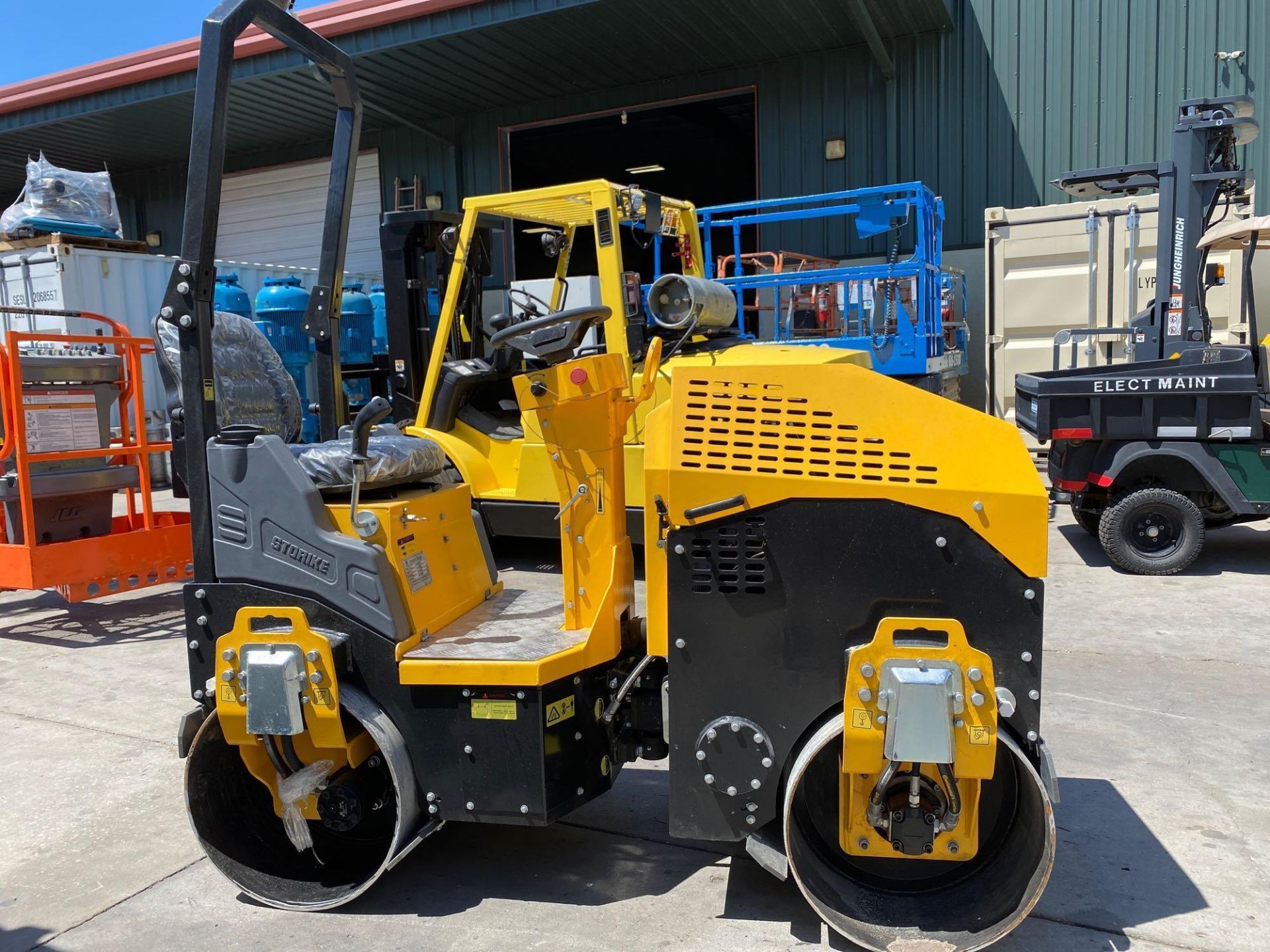 2019 STORKIE ROLLER, DOUBLE DRUM, GAS ENGINE, ELECTRIC START, WATER SYSTEM, RUNS AND OPERATES - Image 5 of 8