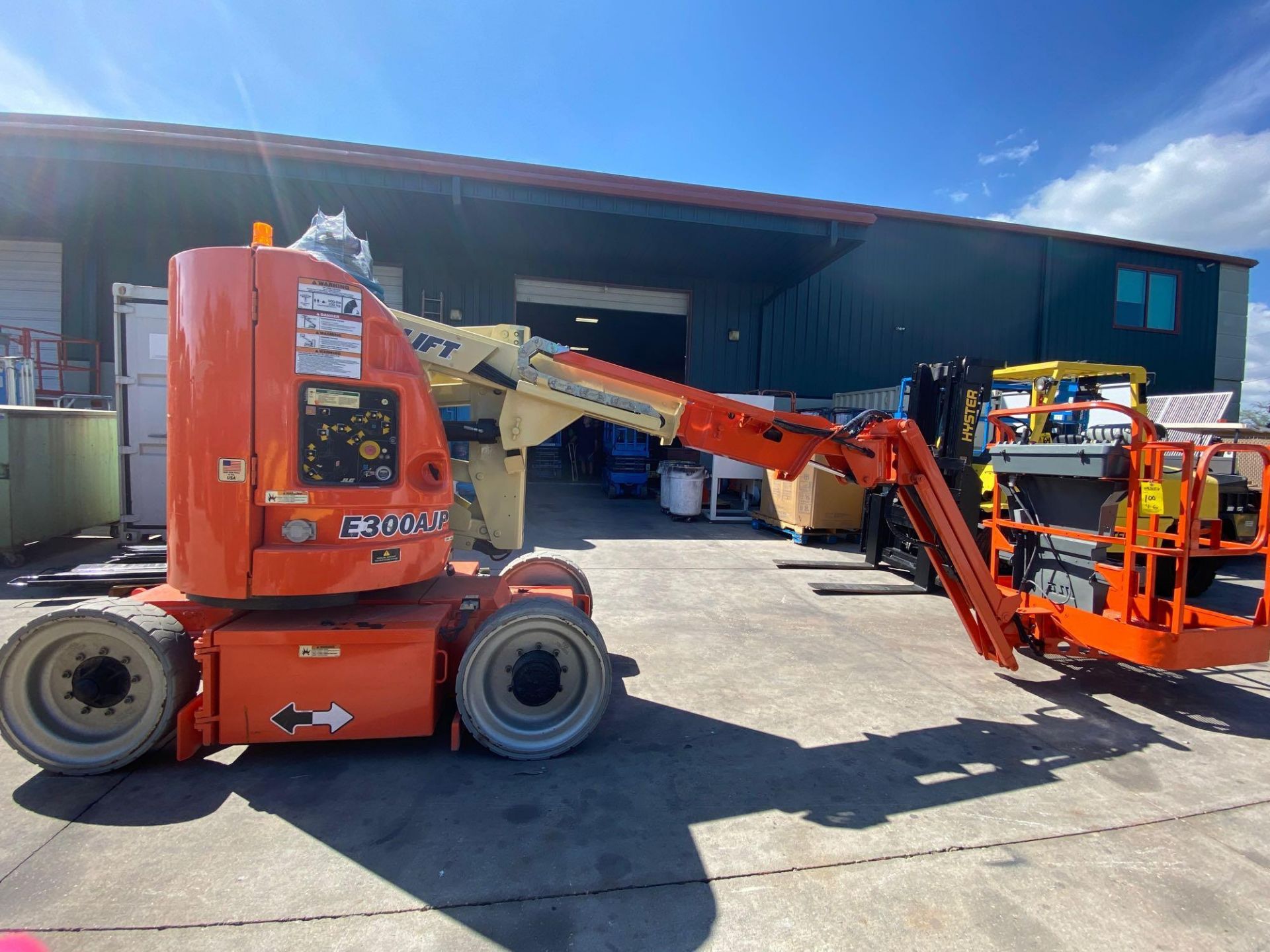 JLG E300JP ELECTRIC ARTICULATING MAN LIFT, NON MARKING TIRES, BUILT IN BATTERY CHARGER, 1,247 HR - Image 20 of 30