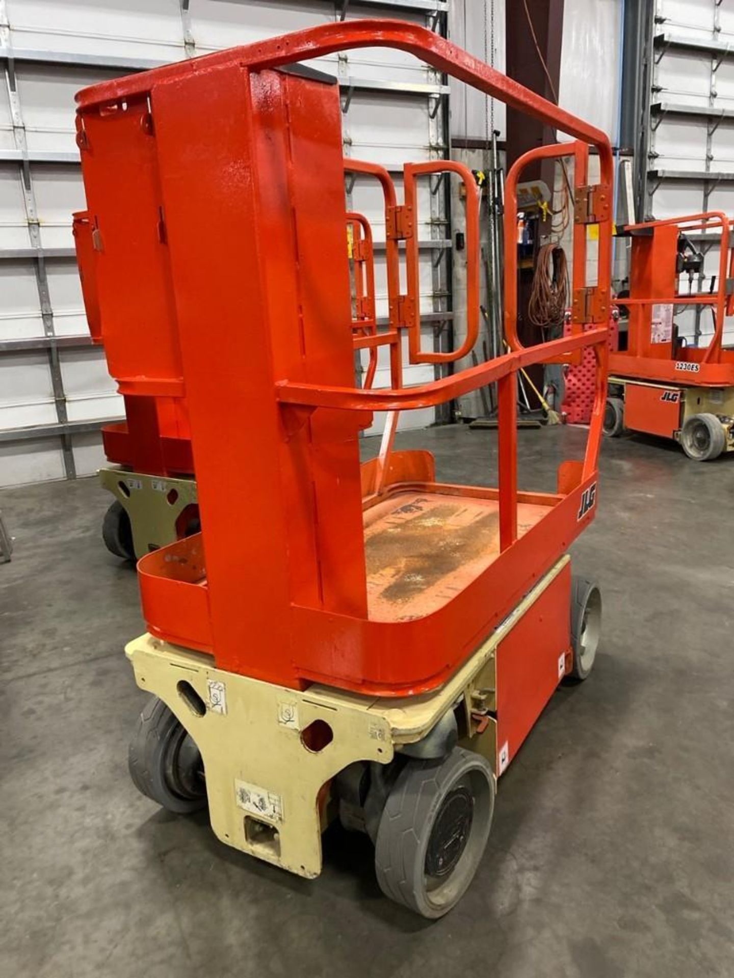 JLG ELECTRIC MAN LIFT MODEL 1230 ES, 12' PLATFORM HEIGHT, SELF PROPELLED, BUILT IN BATTERY CHARGER - Image 3 of 5