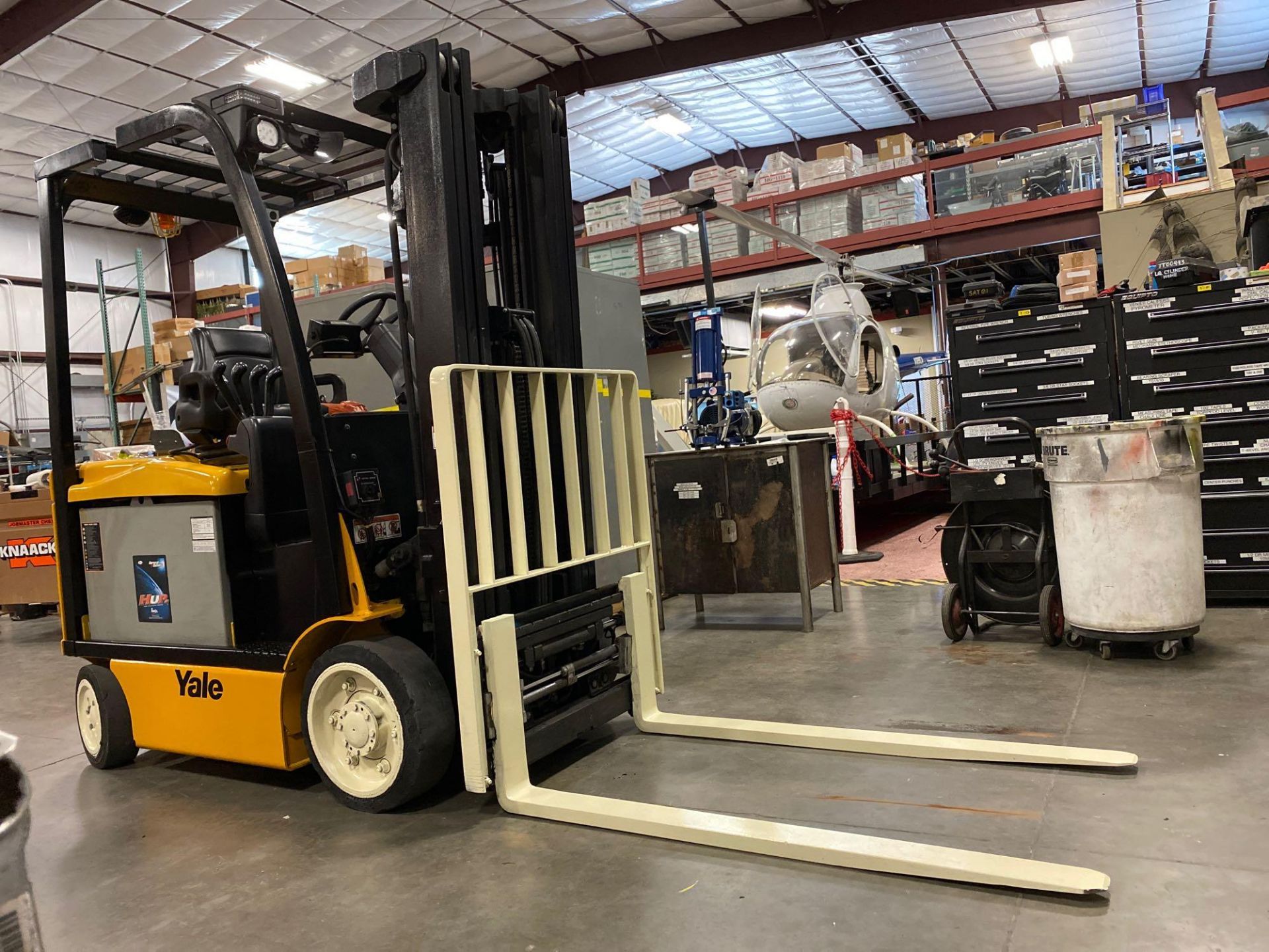 YALE ERC050 36V ELECTRIC FORKLIFT, APPROXIMATELY 5,000LB CAPACITY, TILT, SIDE SHIFT, HYDRAULIC FORK