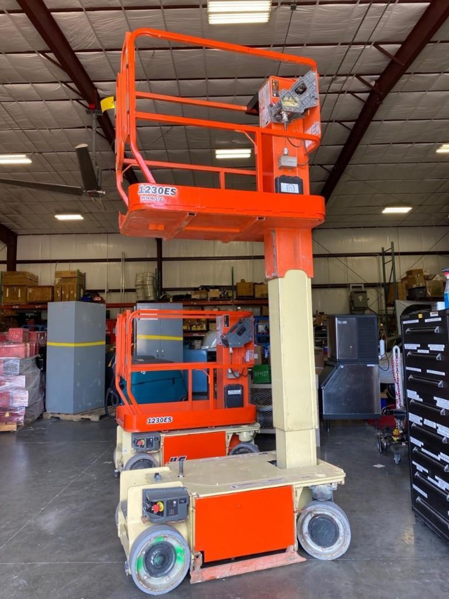 JLG ELECTRIC MAN LIFT MODEL 1230 ES, 12' PLATFORM HEIGHT, SELF PROPELLED, BUILT IN BATTERY CHARGER - Image 2 of 6