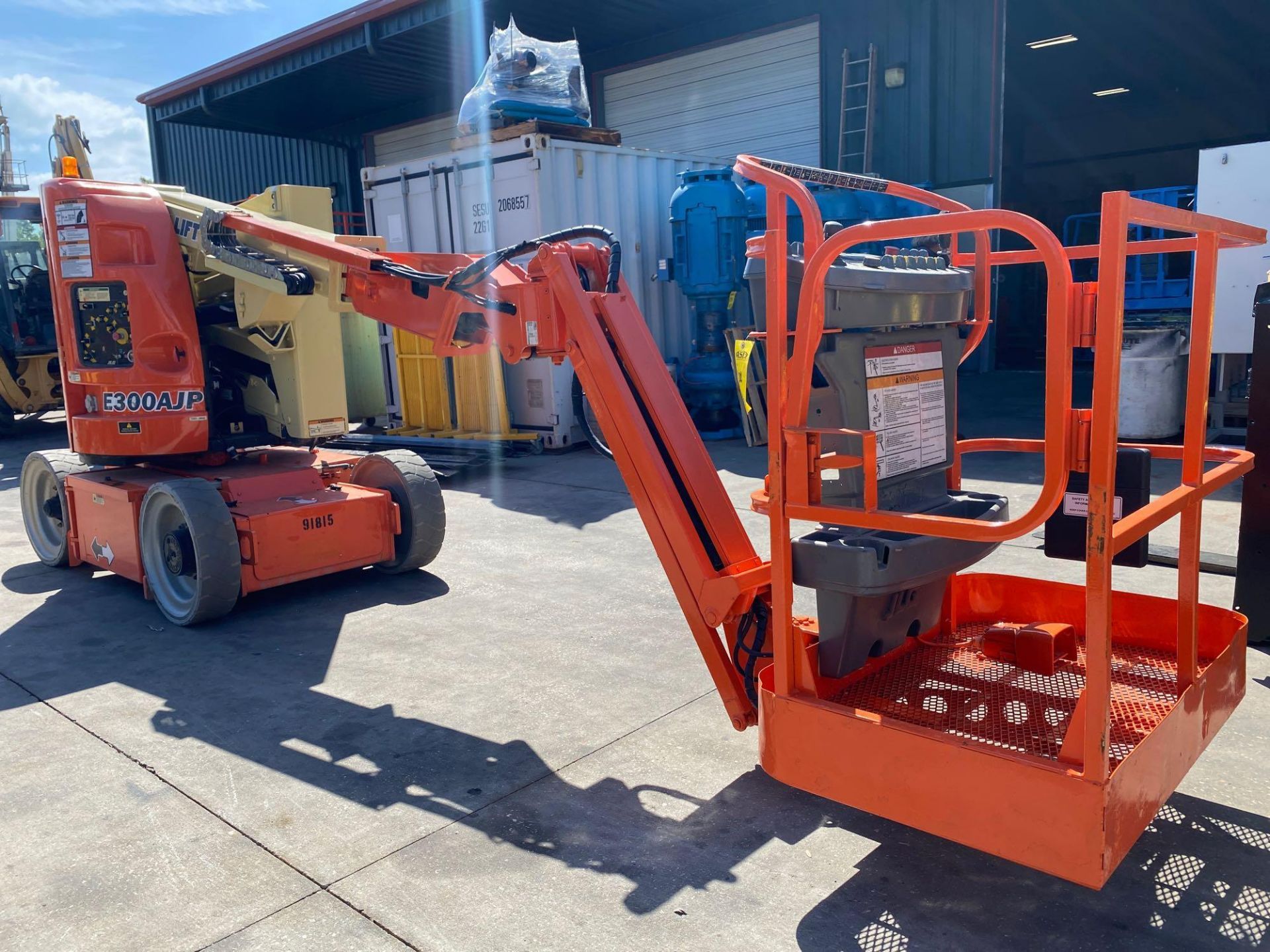 JLG E300JP ELECTRIC ARTICULATING MAN LIFT, NON MARKING TIRES, BUILT IN BATTERY CHARGER, 1,247 HR - Image 21 of 30