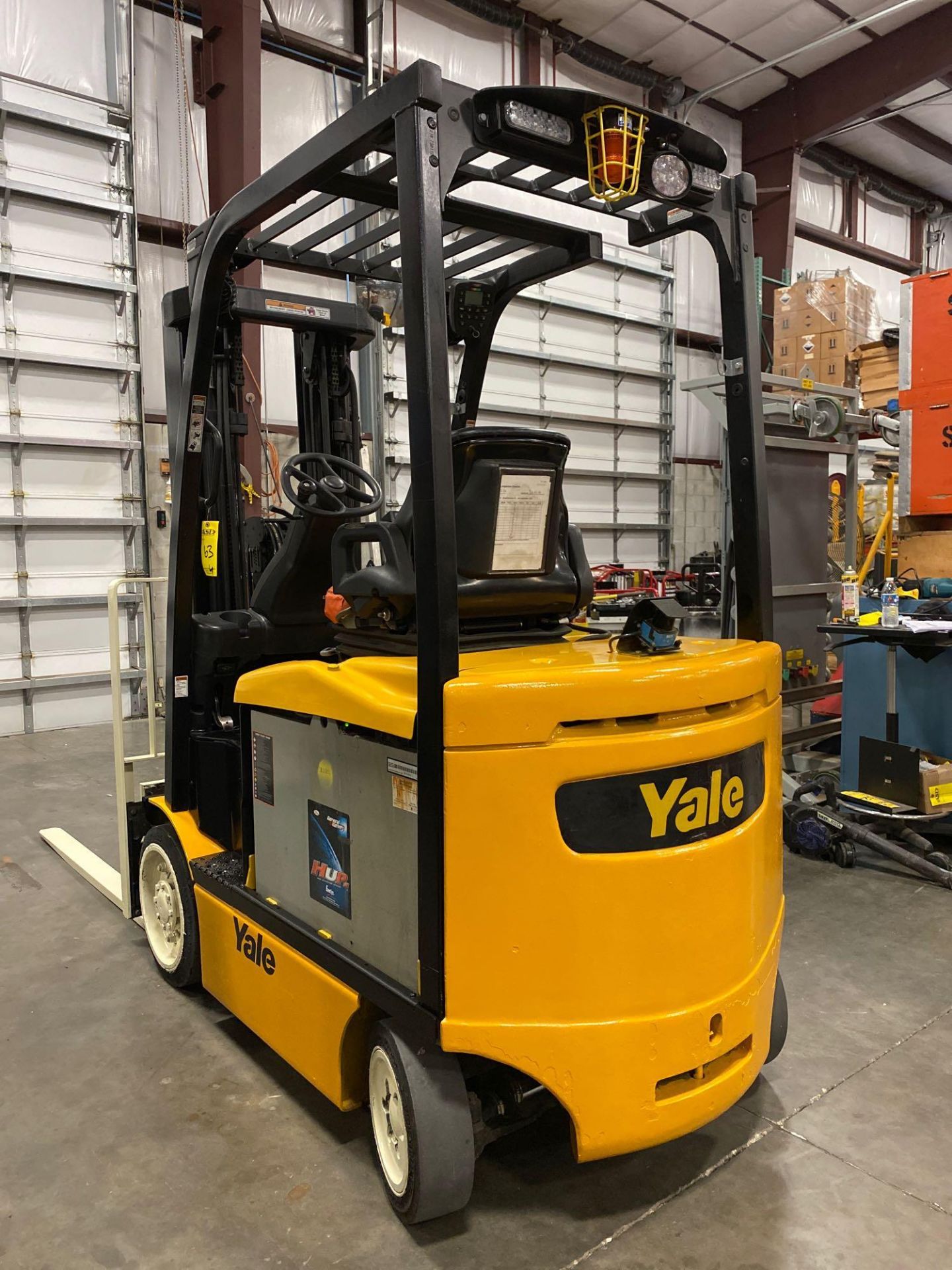 YALE ERC050 36V ELECTRIC FORKLIFT, APPROXIMATELY 5,000LB CAPACITY, TILT, SIDE SHIFT, HYDRAULIC FORK - Image 4 of 10