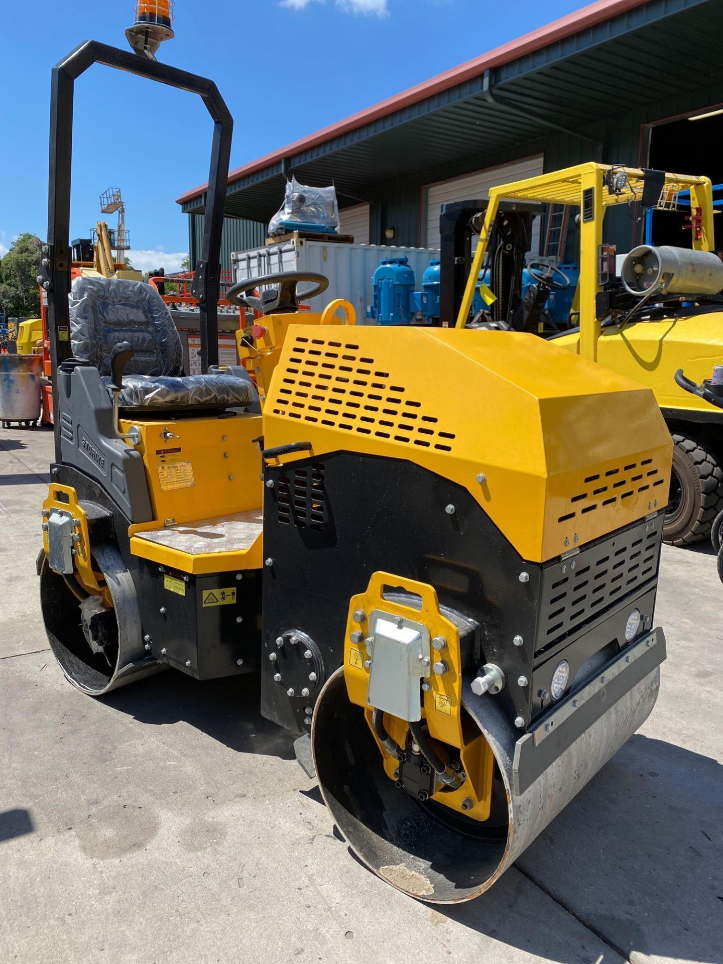 2019 STORKIE ROLLER, DOUBLE DRUM, GAS ENGINE, ELECTRIC START, WATER SYSTEM, RUNS AND OPERATES - Image 4 of 8