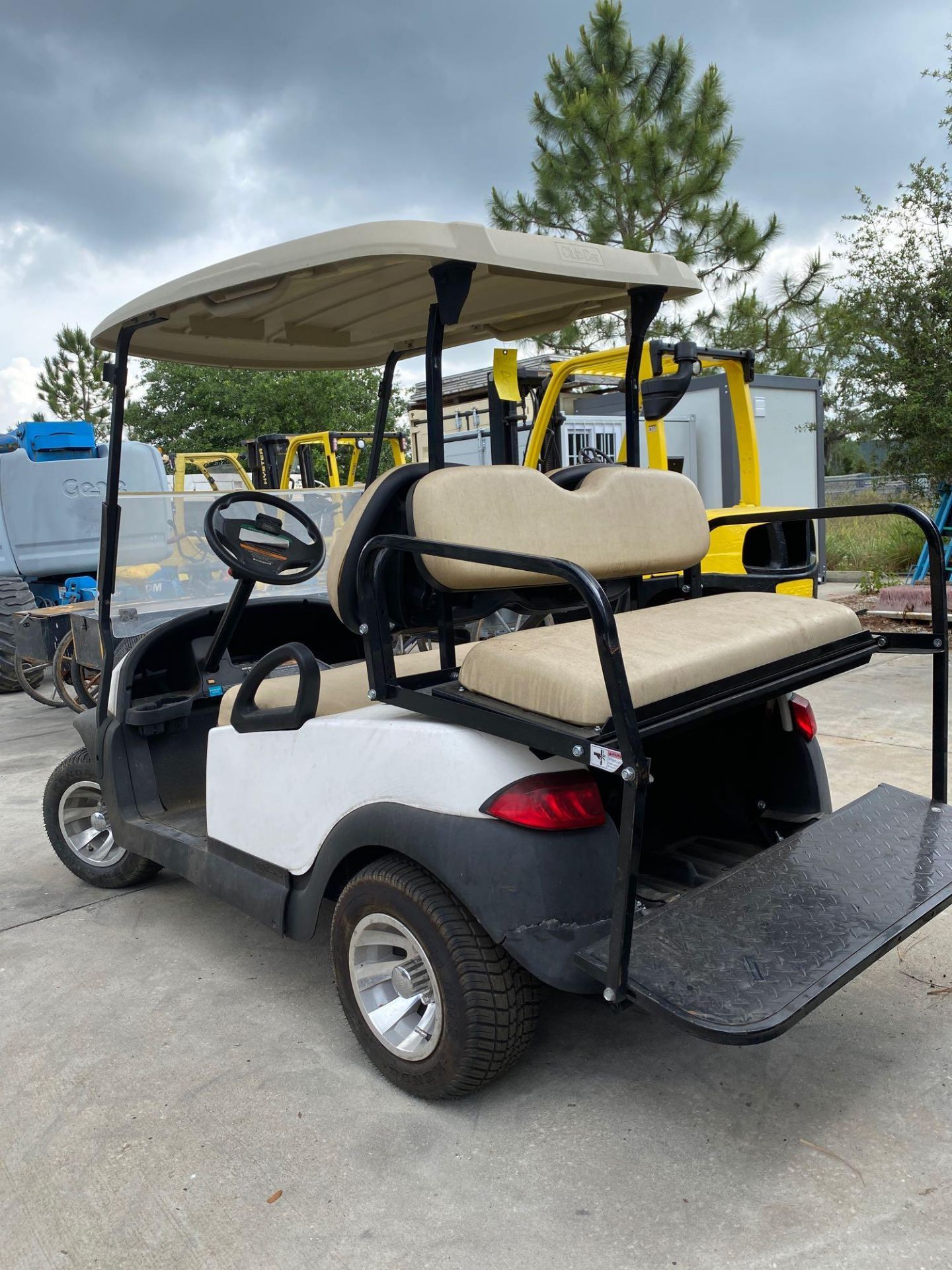 CLUB CAR ELECTRIC GOLF CART, REAR PASSENGER SEAT, RUNS & DRIVES - Image 4 of 6