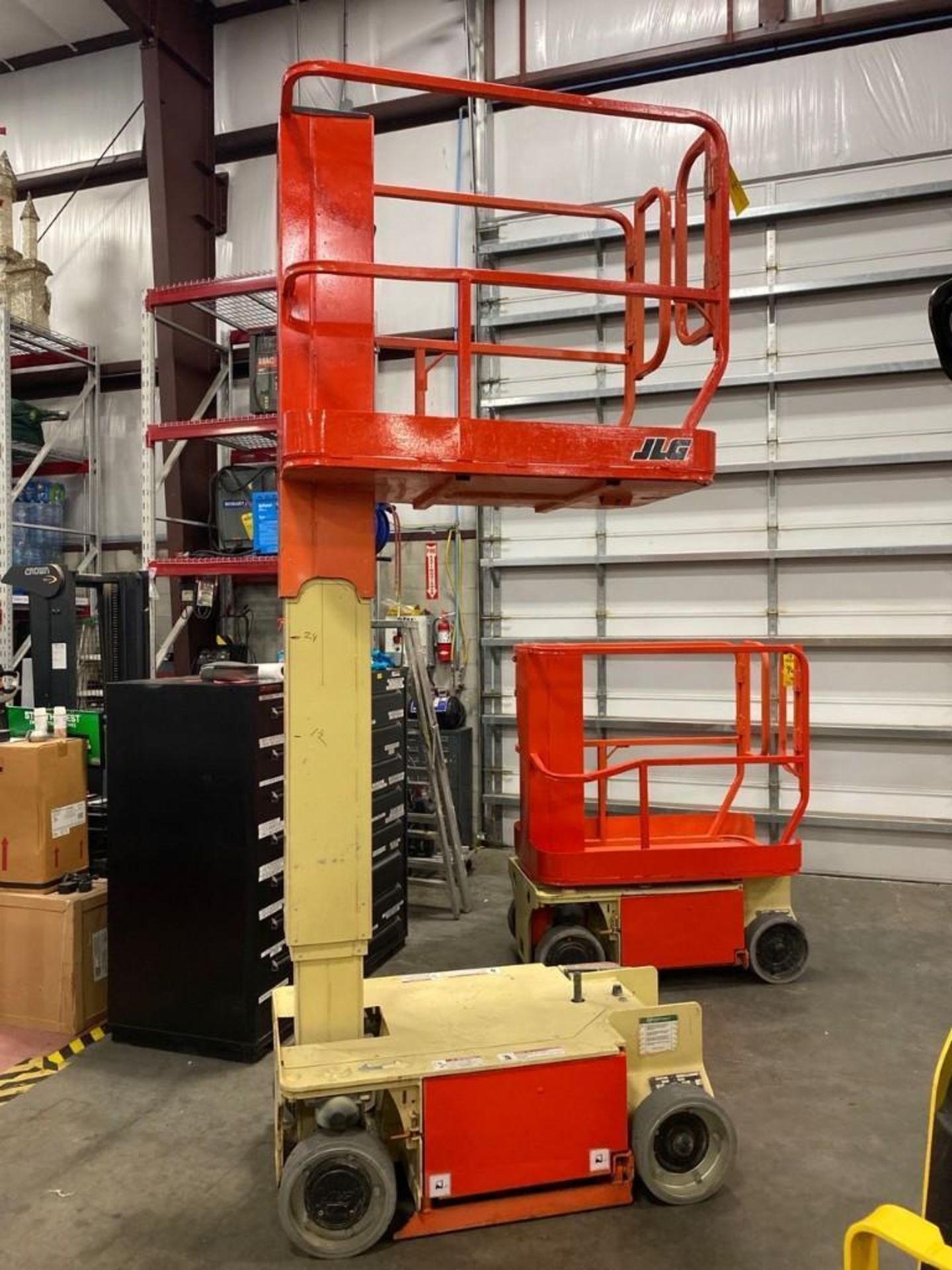 JLG ELECTRIC MAN LIFT MODEL 1230 ES, 12' PLATFORM HEIGHT, SELF PROPELLED, BUILT IN BATTERY CHARGER - Image 5 of 5