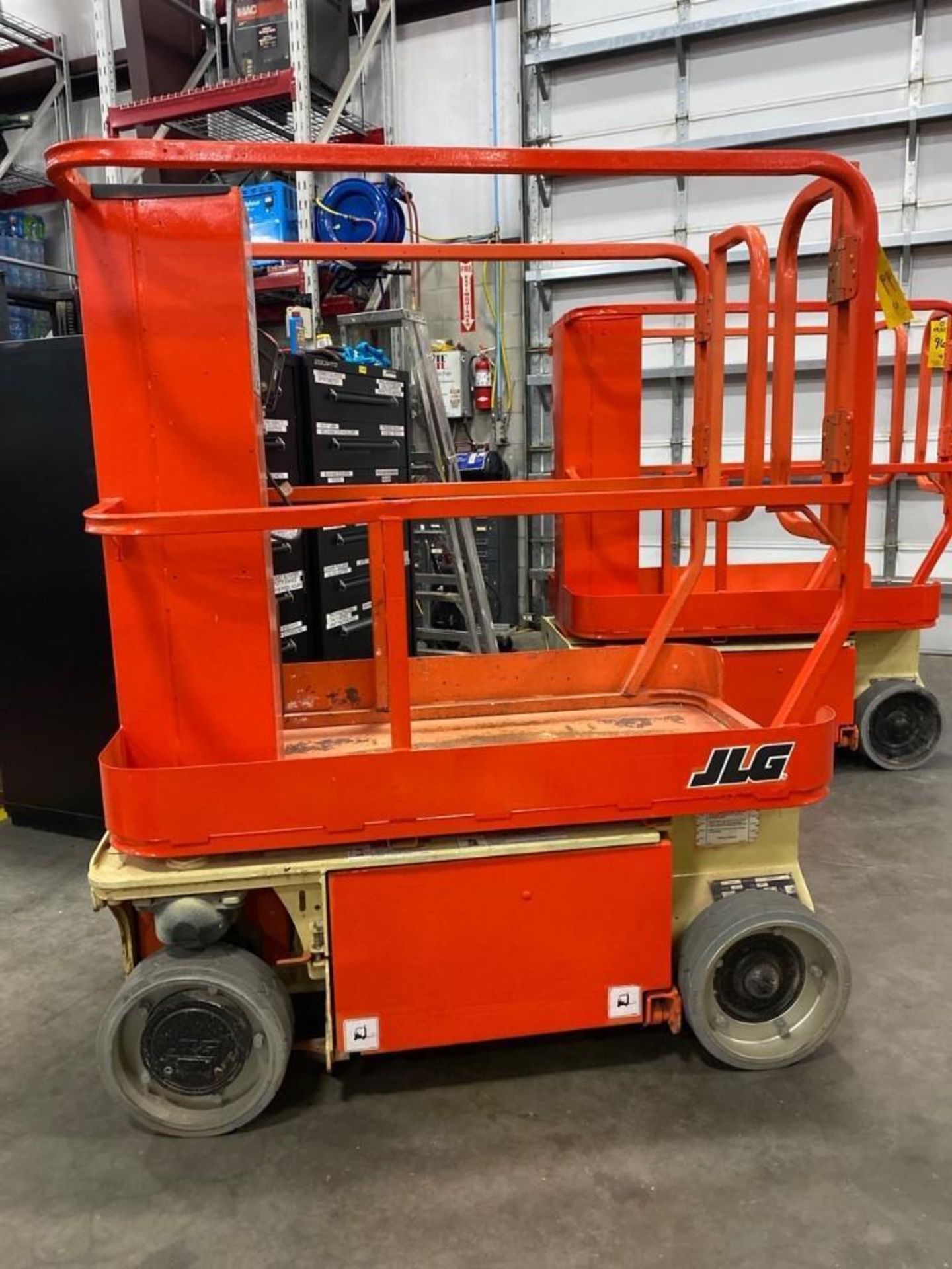 JLG ELECTRIC MAN LIFT MODEL 1230 ES, 12' PLATFORM HEIGHT, SELF PROPELLED, BUILT IN BATTERY CHARGER