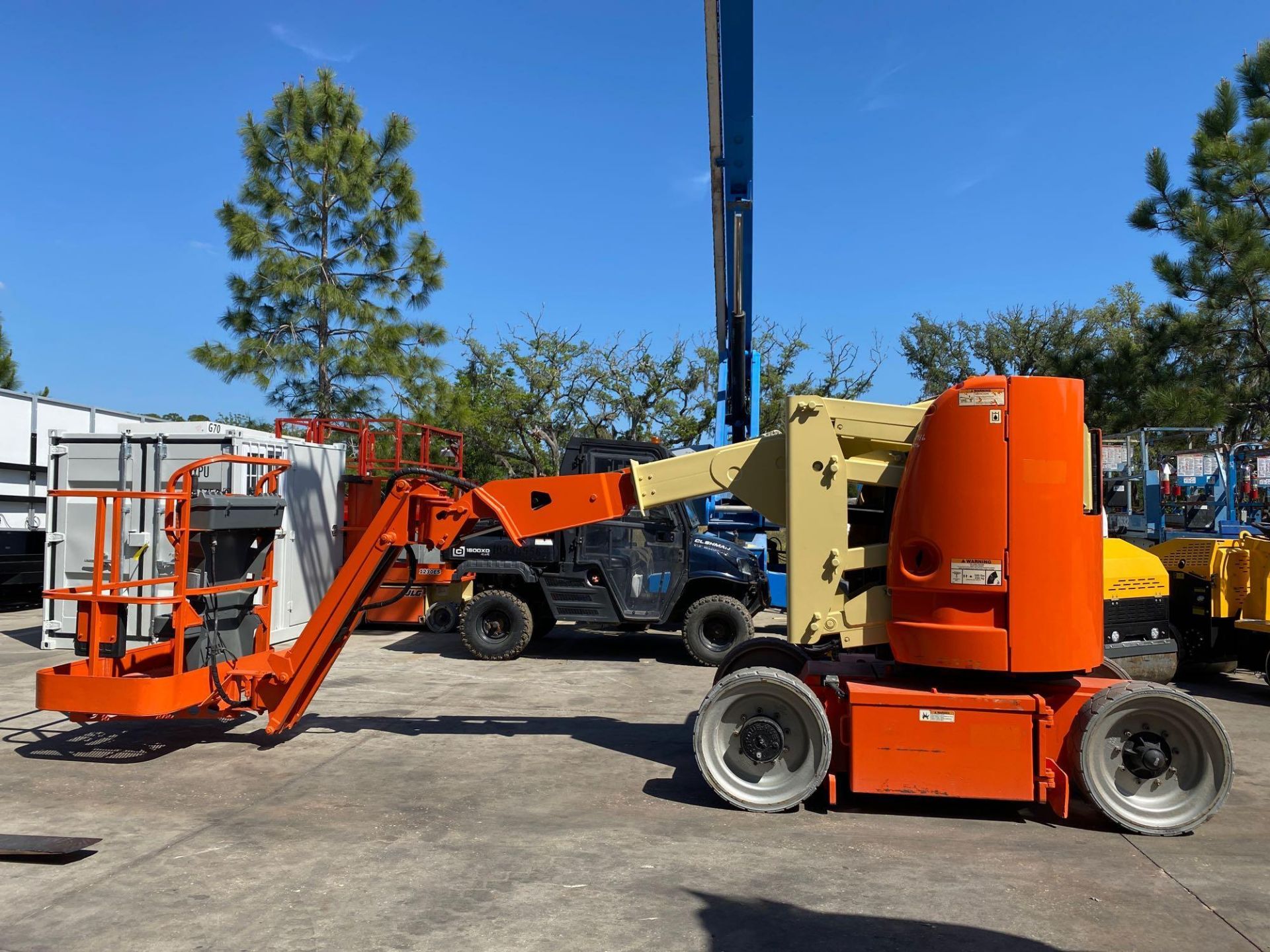 JLG E300JP ELECTRIC ARTICULATING MAN LIFT, NON MARKING TIRES, BUILT IN BATTERY CHARGER, 1,247 HR - Image 15 of 30