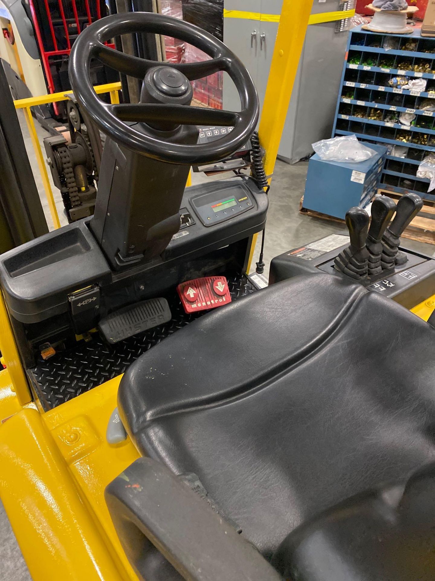 HYSTER E50Z-27 36V FORKLIFT, 5000LB CAPACITY, TILT, SIDESHIFT, RUNS AND OPERATES - Image 6 of 10