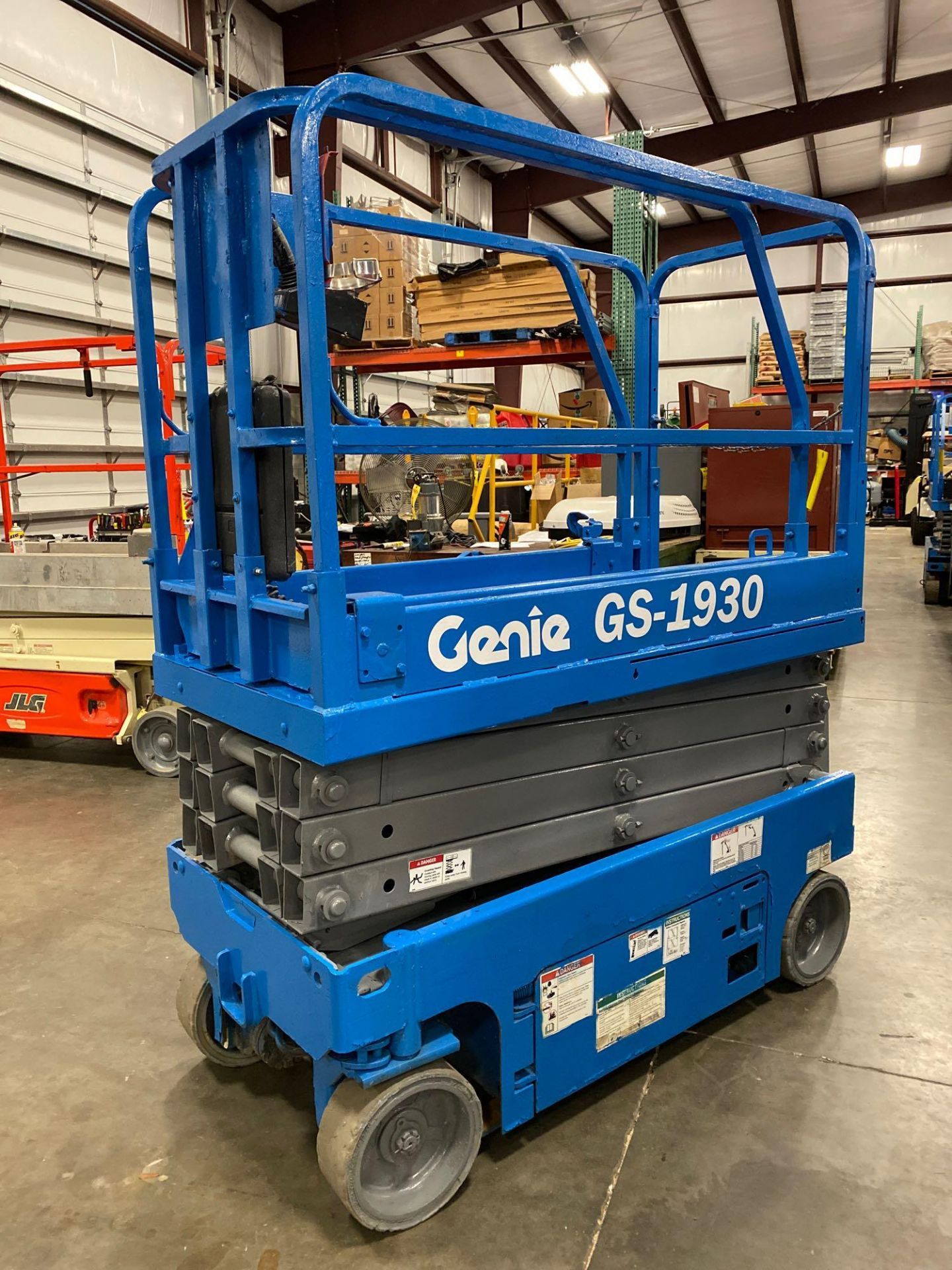 2013 GENIE GS1930 SCISSOR LIFT, SELF PROPELLED, 19' PLATFORM HEIGHT, BUILT IN BATTERY CHARGER, SLIDE - Image 3 of 7