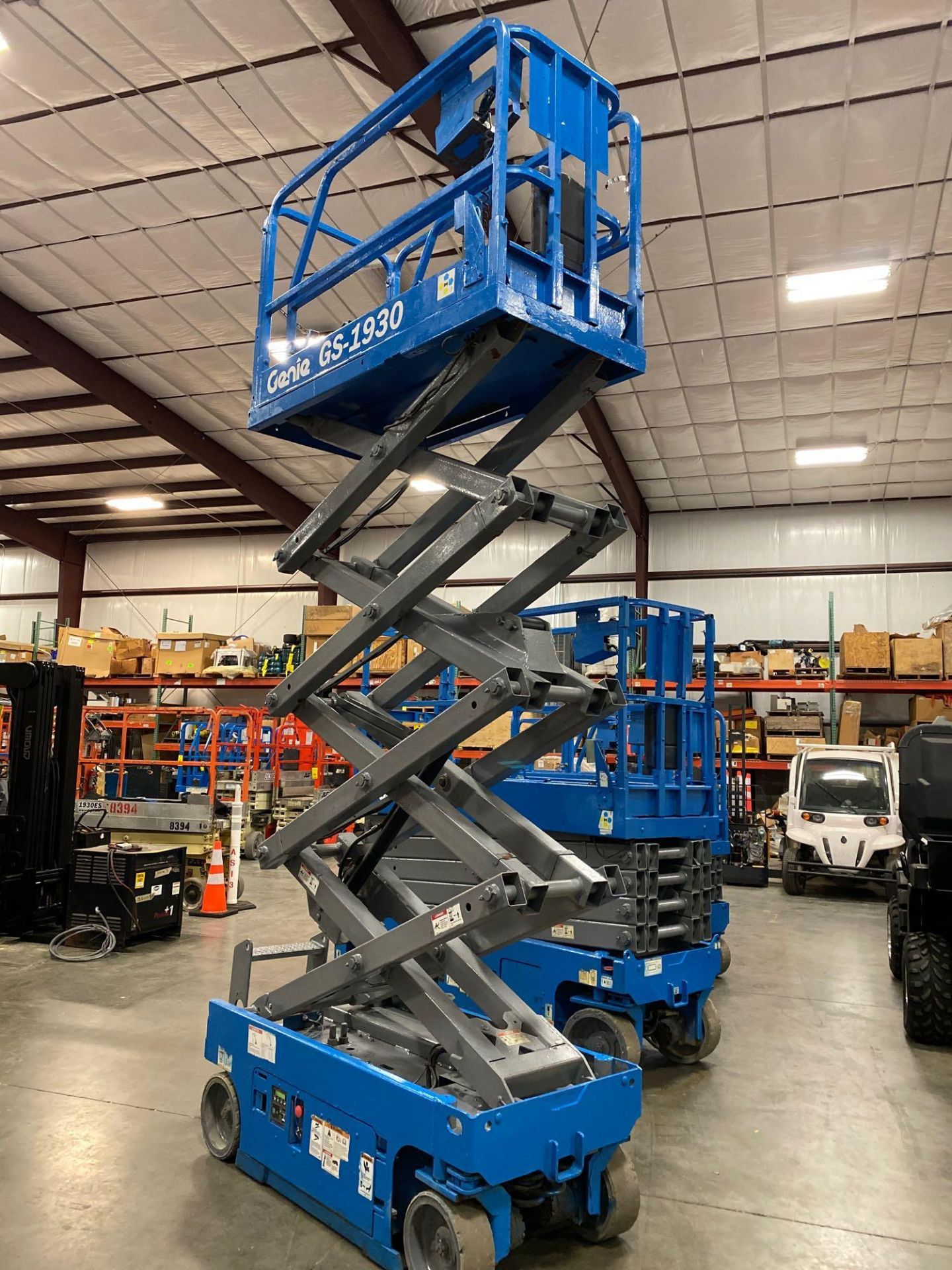 2013 GENIE GS1930 SCISSOR LIFT, SELF PROPELLED, 19' PLATFORM HEIGHT, BUILT IN BATTERY CHARGER, SLIDE - Image 5 of 7