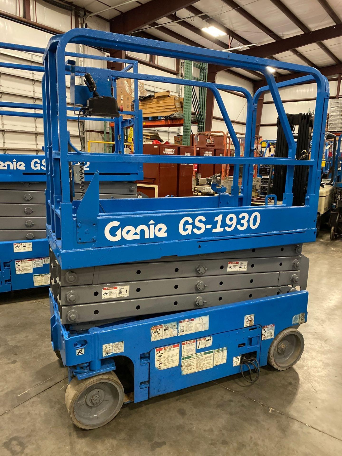 GENIE GS1930 SCISSOR LIFT, SELF PROPELLED, 19' PLATFORM HEIGHT, BUILT IN BATTERY CHARGER, SLIDE OUT - Image 3 of 5